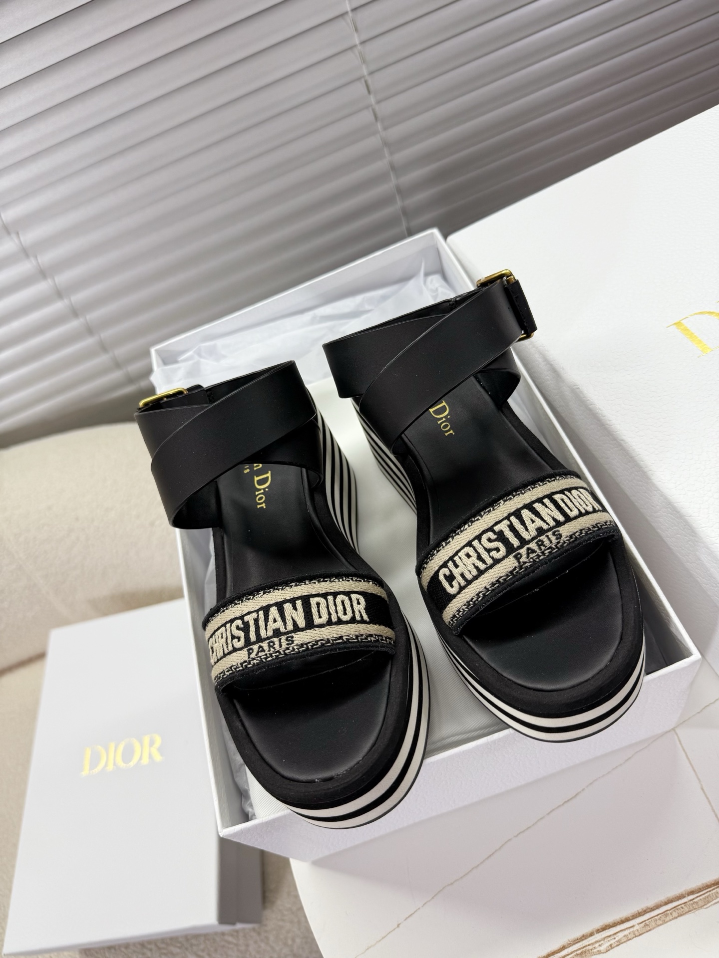 NO:247528,Dior - the latest wedge sandals~~ Original purchase and development customization, combining simple and comfortable with fashion, two styles of genuine leather and knitted rust, Dior steel stamp logo highlights the personality style... Original custom fabrics are customized into beef face/rust knitted surface, soft sheepskin lining imported inside, original sole open mold-proof sole, leather bag midsole, heel height 7cm wedge, 3.5cm waterproof platform 35-40 positive size, sandals, dior, sandals, sheepskin19860909Dior——最新款坡跟凉鞋~~ 原版购入开发定制,简单舒适与时尚相结合,真皮与针织电锈两种风格搭配,Dior钢印标志彰显个性风格…… 面料原版定制进牛面/电锈针织面 内里进口柔软羊皮里 鞋底原版开模防大底,真皮包中底 跟高7cm坡跟,3.5cm防水台 35—40正码,凉鞋,dior,sandals,sheepskin,Women's Shoes