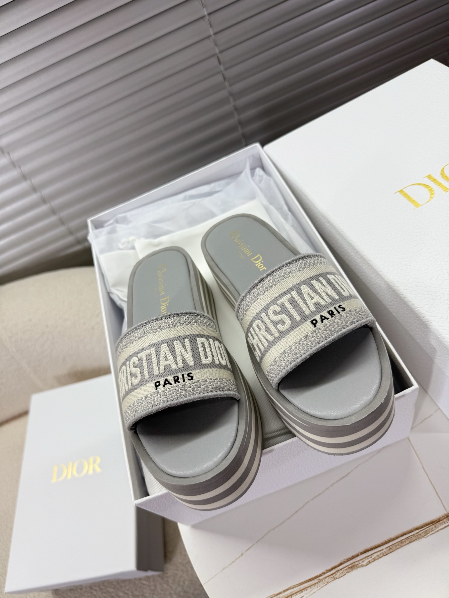 NO:247558,Dior - the latest thick-soled slippers~~ Original purchase and development customization, combining simplicity and comfort with fashion, two styles of genuine leather and knitted rust, Dior steel stamp logo highlights the personality style... Original custom fabrics are customized into beef face/rust knitted surface, soft sheepskin lining imported inside, original sole open mold-proof sole, leather bag midsole, heel height 3.5cm waterproof platform 35-40 positive size, slippers, dior, slippers, sheepskin19860909Dior——最新款厚底拖鞋~~ 原版购入开发定制,简单舒适与时尚相结合,真皮与针织电锈两种风格搭配,Dior钢印标志彰显个性风格…… 面料原版定制进牛面/电锈针织面 内里进口柔软羊皮里 鞋底原版开模防大底,真皮包中底 跟高3.5cm防水台 35—40正码,拖鞋,dior,slippers,sheepskin,Women's Shoes