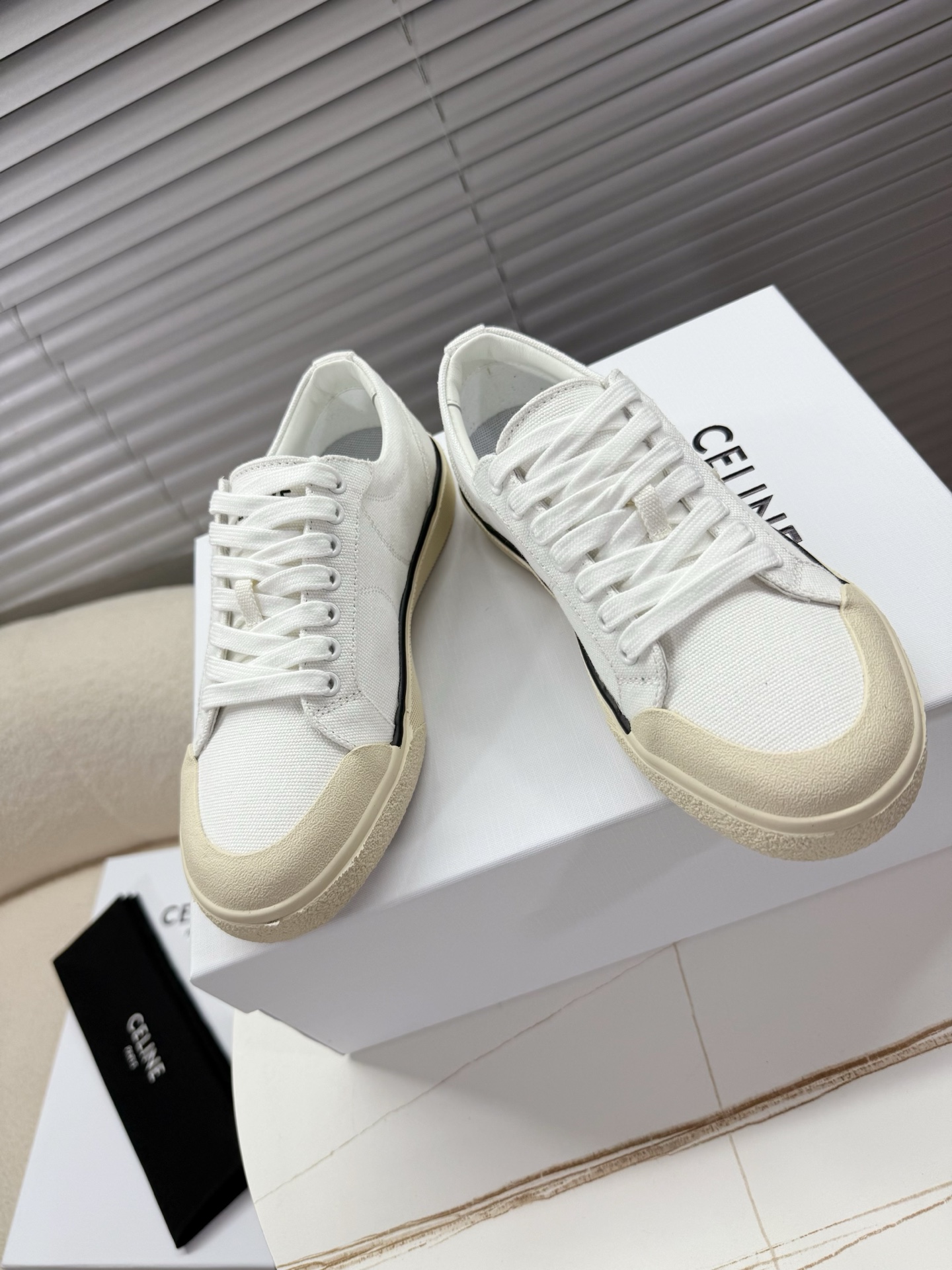 NO:226624,celine - the latest canvas shoes, thick soles, skateboard shoes~~~ Simple, comfortable, clean, light design style... It looks so good. Shell shallow mouth design. Retro feels particularly good. Delicate breathable canvas upper, full sheepskin inner, breathable mesh cotton footbed~~~ Two options for thin soles 2.5cm/thick soles 5cm 35-40 positive sizes Thin soles/thick soles, casual shoes/sports shoes, celine, sneakers, sheepskin19860909celine——最新款帆布鞋、厚底鞋、滑板鞋~~~ 简单 舒服 干净 轻盈的设计风格……太好看了爱死了 贝壳浅口设计 复古的感觉 特别好看 细腻透气帆布鞋面,全羊皮内里,透气网棉垫脚~~~ 薄底2.5cm/厚底5cm两种选择 35—40正码 薄底/厚底,休闲鞋/运动鞋,celine,sneakers,sheepskin,Women's Shoes