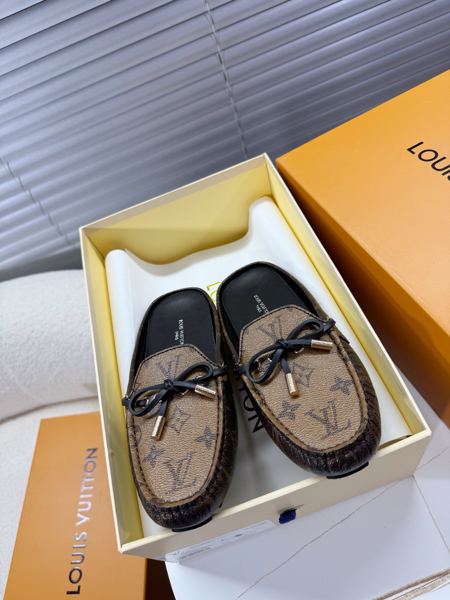 NO:259342,Louis Vuitton LV beanie shoes; loafers; flat shoes; semi-slippers The upper is made of cow patent leather; cowhide; presbyterian leather; full-length bag naked pure hand-sewn upper, LV micro-seal steel seal logo embellished... The inner is water-dyed cowhide, breathable, comfortable and wear-resistant... Original TPU anti-slip sole... 35-40 regular size, slippers sandals, louis vuitton, louis vuitton, louis vuitton, louis vuitton, loafers, sandals, flats, slippers, cowhide19860909Louis Vuitton 路易威登 LV豆豆鞋；乐福鞋；平底鞋；半拖鞋 鞋面采用牛漆皮；牛皮；老花皮；全皮包裸纯手工缝纫鞋面,LV微章钢印标识点缀…… 内里采用水染牛皮,透气舒适耐磨…… 原版TPU防滑大底…… 35—40正码,拖鞋凉鞋,louis vuitton,louis vuitton,louis vuitton,loafers,sandals,flats,slippers,cowhide,Women's Shoes