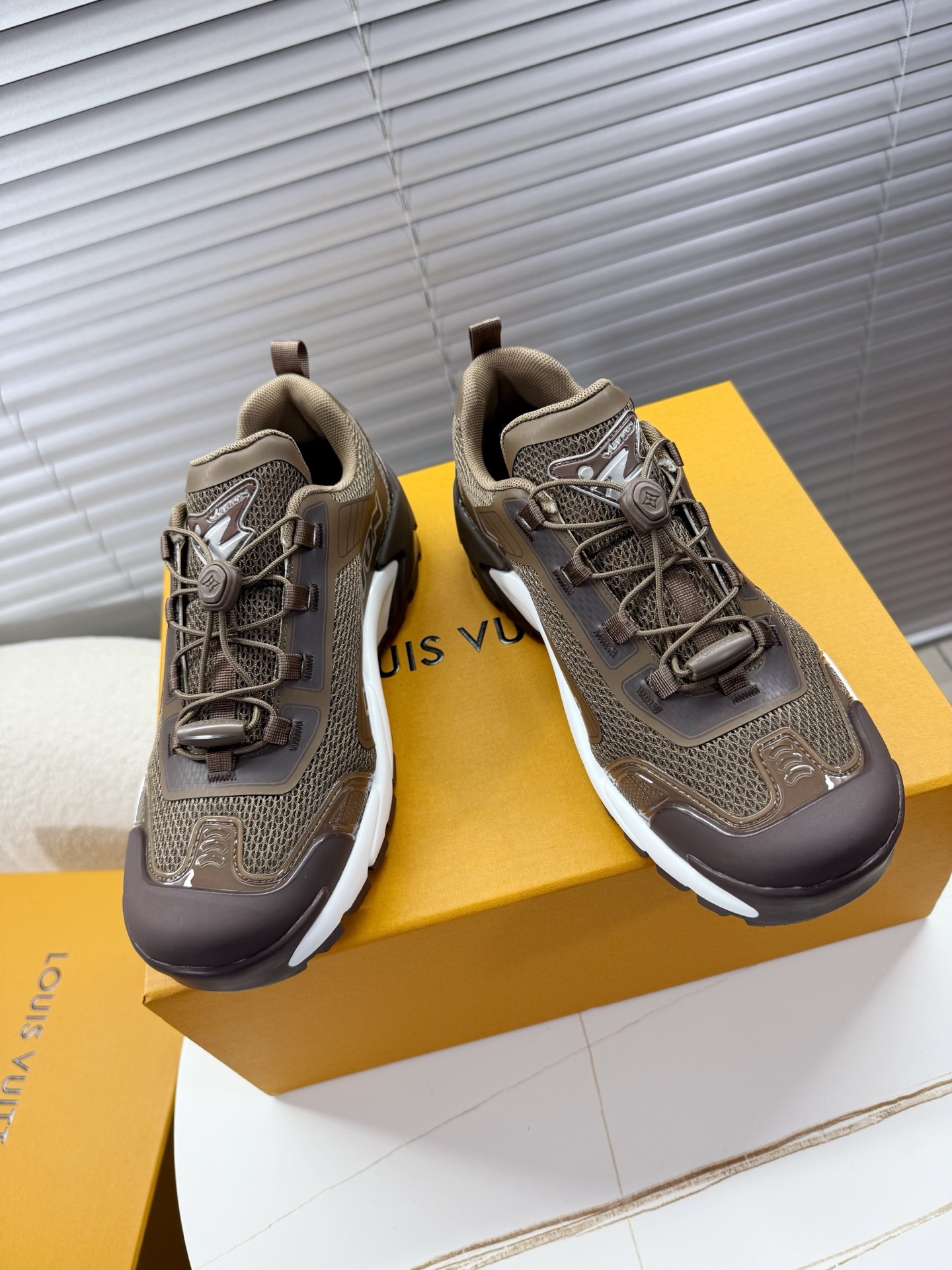 NO:259089,LV donkey brand latest men's sneakers, outdoor shoes~~ Heavy Industry has created this men's outdoor sneakers, with attention-grabbing LV letters on the side of the shoe, light rubber outsole embellished with Vuitton logo, full of values!  Original custom technology splicing fabric, inner lining original imported breathable net, original sole, open mold multi-layer combination sole, 4CM thick, men's model 39-45 positive size, casual shoes/sports shoes, louis vuitton, louis vuitton, sneakers19860909LV 驴牌 最新男士运动鞋,户外鞋~~ 重工塑造此款男士户外运动鞋,瞩目 LV 字母标注鞋侧,轻盈橡胶外底点缀 Vuitton 标识,价值观满满的高大上！ 面料原版定制科技拼接面料 内里原版进口透气网里 鞋底原版开模多层组合底 底厚4CM 男款39—45正码,休闲鞋/运动鞋,louis vuitton,louis vuitton,sneakers,Women's Shoes