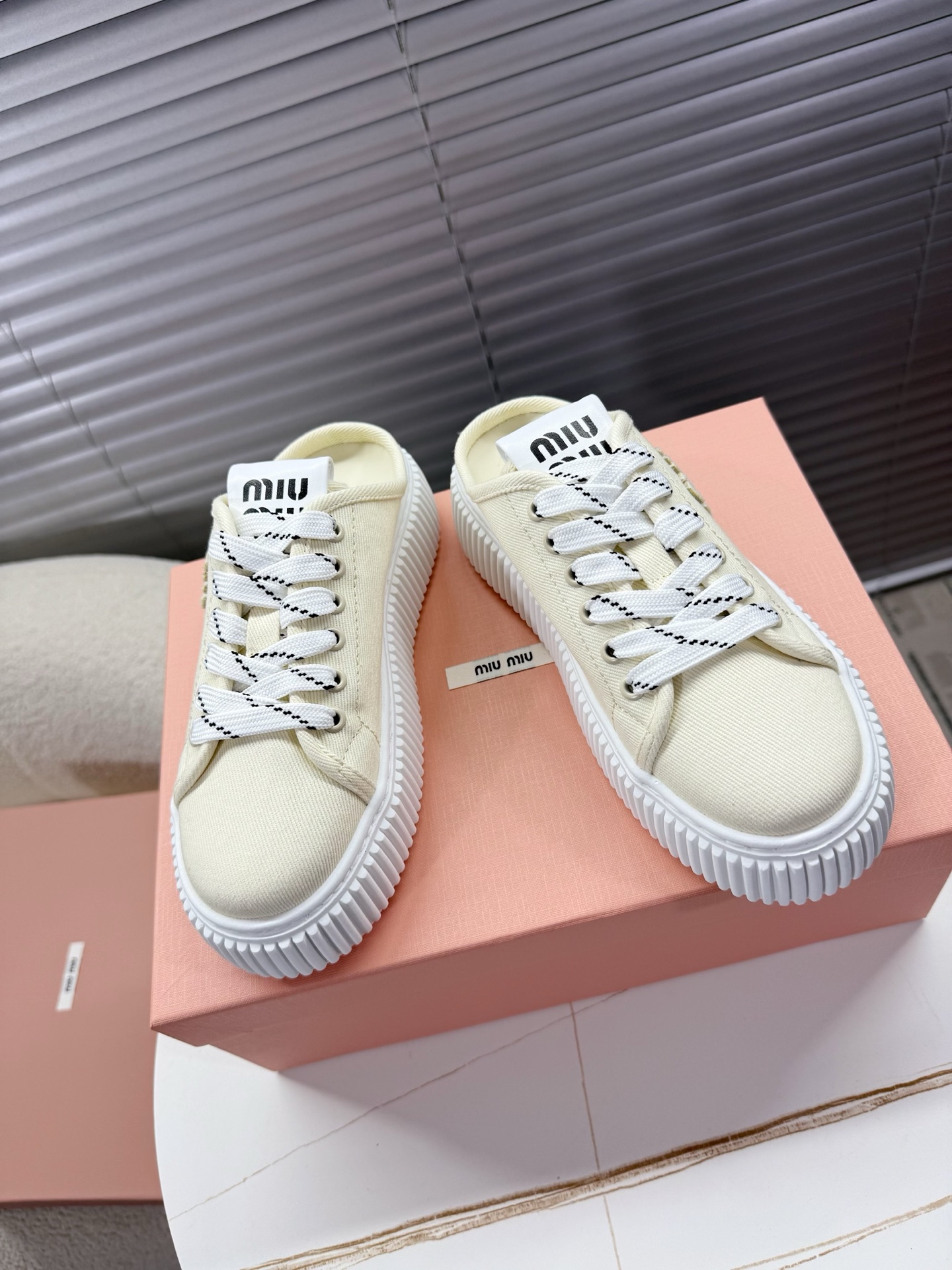 NO:251011,Miumiu Miu's new sneakers, biscuit shoes, canvas shoes, thick-soled shoes~~ A style that domestic and foreign bloggers have been blessed with, Xiaohongshu grass planting series, versatile and fashionable, beautiful and beautiful. Simple sports shoe design, highly recognizable tongue, creates a Buddhist sweet casual style~~ The aura of the foot is very casual, long skirts, shorts, wears a unique style~~ Choose high-density canvas surface, cowhide foot pads, original TPU vacuum thick sole (about 4cm) 35-40 regular size, casual shoes/sports shoes semi-travel, miumiu, sneakers, skirts, shorts, cowhide19860909miumiu缪缪新款运动鞋,饼干鞋,帆布鞋,厚底鞋~~ 国内外博主刷爆的一款,小红书种草系列,百搭时髦上脚美炸了 简约的运动板鞋设计,极具辨识度的鞋舌,打造佛系甜美的休闲风~~上脚气场十足随意搭配,长裙,短裙,短裤,穿出与众不同的风格~~ 选用高密帆布面,牛皮垫脚内里,原版TPU抽真空厚底(约4cm左右) 35—40正码,休闲鞋/运动鞋半拖,miumiu,sneakers,skirts,shorts,cowhide,Women's Shoes