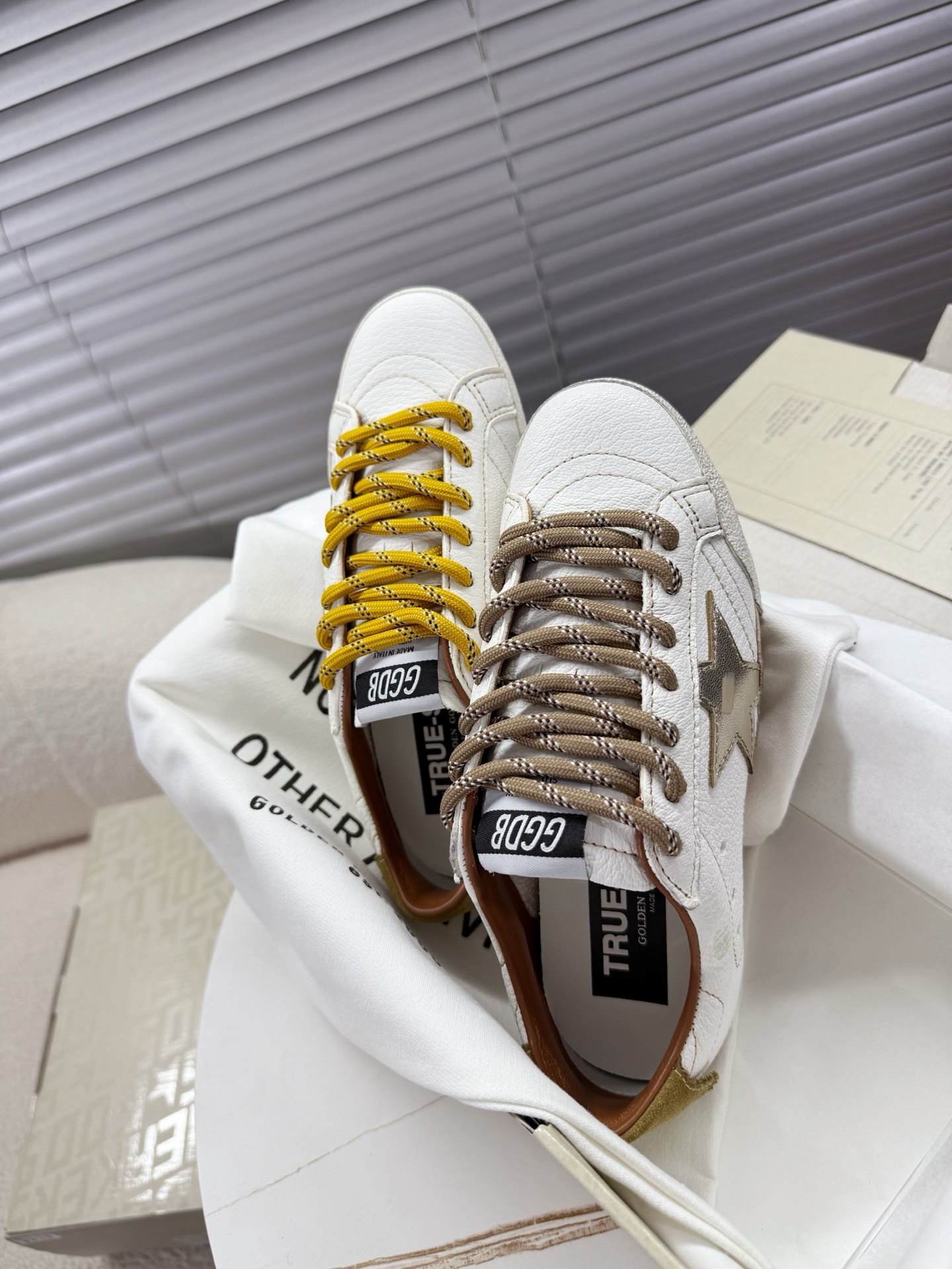 NO:264349,GGDB~~Golden Goose Deluxe Brand # The best version on the entire network is not convinced. # GGDB's latest couple's dirty shoes, Forrest Gump shoes, De training shoes~~~ Celebrity private server demonstration × It's so versatile!  No need to worry about washing shoes anymore!  Original custom cowhide (the essence of old making) inner towel   cowhide foot pad, original mold opening 3.5cm high-rise latex insole... irregular hand-polished upper, even the soles are polished and worn~~ Couple model 35-44 regular size, casual shoes/sports shoes, sneakers, cowhide19860909GGDB~~Golden Goose Deluxe Brand # 全网最好版本不服来比 # GGDB最新情侣款小脏鞋,阿甘鞋,德训鞋~~~ 明星私服上脚示范 ×就是这么百搭 ！再也不用担心洗鞋的问题啦！ 鞋面原版定制牛皮（做旧精髓所在）内里毛巾 牛皮垫脚,原版开模3.5cm内增高乳胶鞋垫…… 不规则手工打磨做破鞋面,就连鞋底也是打磨做旧的~~ 情侣款35—44正码,休闲鞋/运动鞋,sneakers,cowhide,Women's Shoes