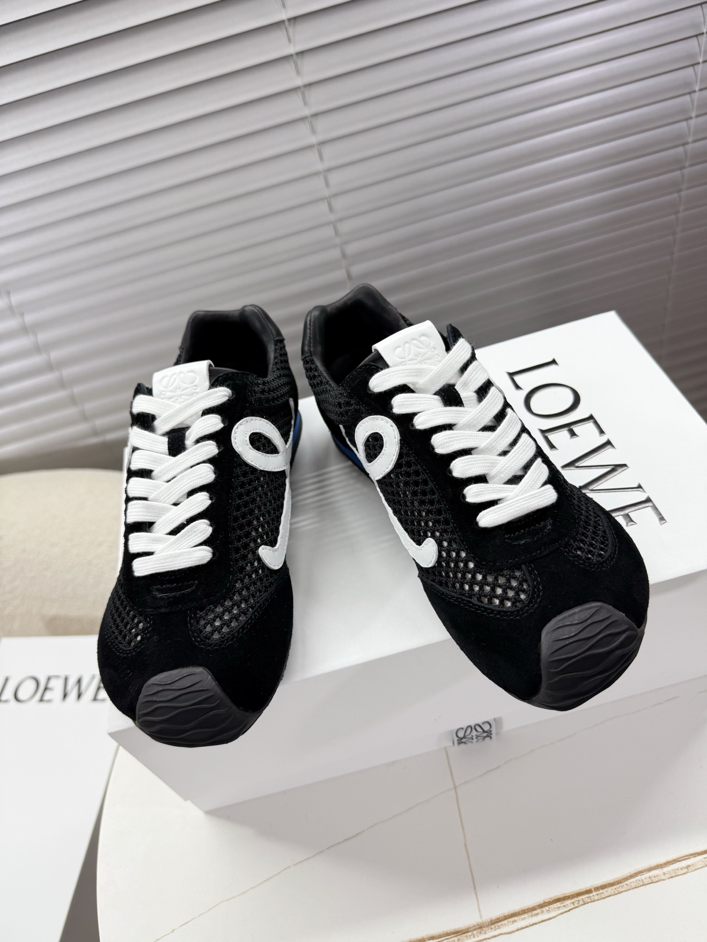 NO:387556,Loewe Couple style series, Forrest Gump shoes, Deshua shoes, sports shoes... Recommended for Xiaohongshu's good products; it's so beautiful, so comfortable and versatile... The shoes are very light, so they go through shopping, and they are OK with skirts and pants. Mixed and matched spliced ​​fabrics (frosted cowhide/breathable strands), cowhide feet, two-color combination non-slip sole, the original heel has 3D injection rubber LOEWE logo 35-40 (41 custom made without return) Shoe buckle decoration 25, casual shoes/sports shoes, loewe, sneakers, skirts, cowhide19860909Loewe 罗易威 情侣款系列,阿甘鞋、德训鞋、运动鞋…… 小红书好物推荐；实在是太美太好穿太舒服太百搭啦……鞋子很轻便,逛街暴走零压力,配裙子裤子都OK 混搭拼接面料(磨砂牛皮/透气缕空网面),牛皮垫脚,双色组合防滑大底,原版后跟有3D注塑橡胶LOEWE徽标 35—40(41定做不退换)  鞋扣装饰25,休闲鞋/运动鞋,loewe,sneakers,skirts,cowhide,Women's Shoes