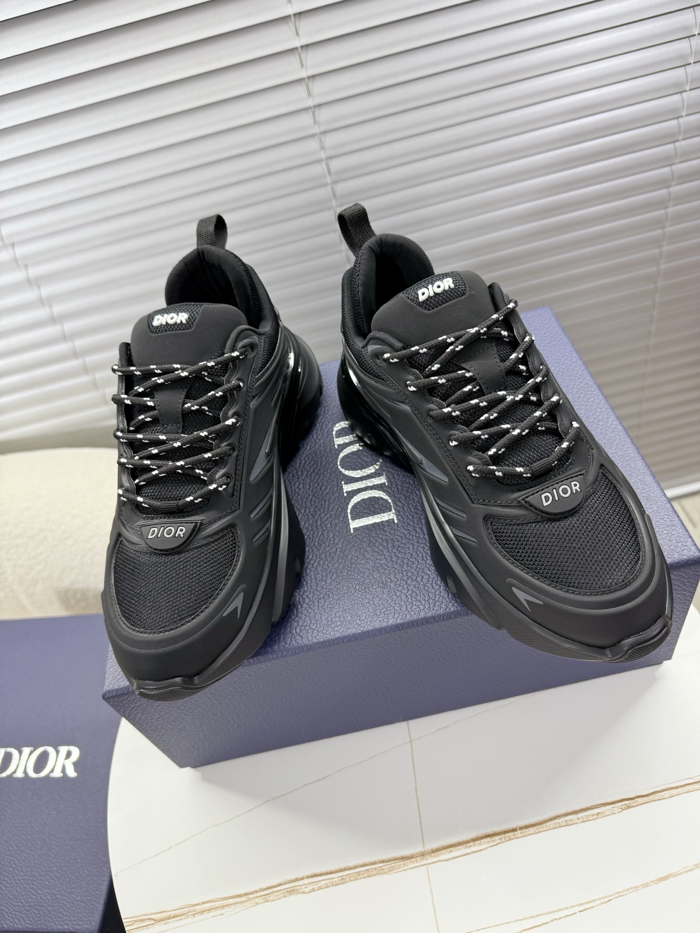NO:407903,Dior B44 Blade sneakers; daddy shoes... B44 Blade sneakers feature a generous volumetric outline!  The upper adopts the same-toned technical fabric panel, and the sole is equipped with contrasting blade inlays to highlight the running elements... The upper, heel and side of the shoe are decorated with Dior logo. Two-color laces and support socks highlight their sports aesthetics... Jay Chou's same style, high-end dad shoes, super versatile... 38-46 (38.45.46 customized size) regular size, dad shoes, dior, sneakers, socks19860909Dior B44 Blade 运动鞋；老爹鞋…… B44 Blade 运动鞋以大方的体积感轮廓为特色！鞋面采用同色调的技术织物面板,并在鞋底配有对比鲜明的刀片镶嵌,彰显跑步元素…… 鞋面、鞋跟和鞋侧均饰有 Dior标志.两色鞋带和支撑袜子突显其运动美学…… 周董同款,增高款老爹鞋,超级百搭…… 38—46(38.45.46定做码) 正码,老爹鞋,dior,sneakers,socks,Women's Shoes