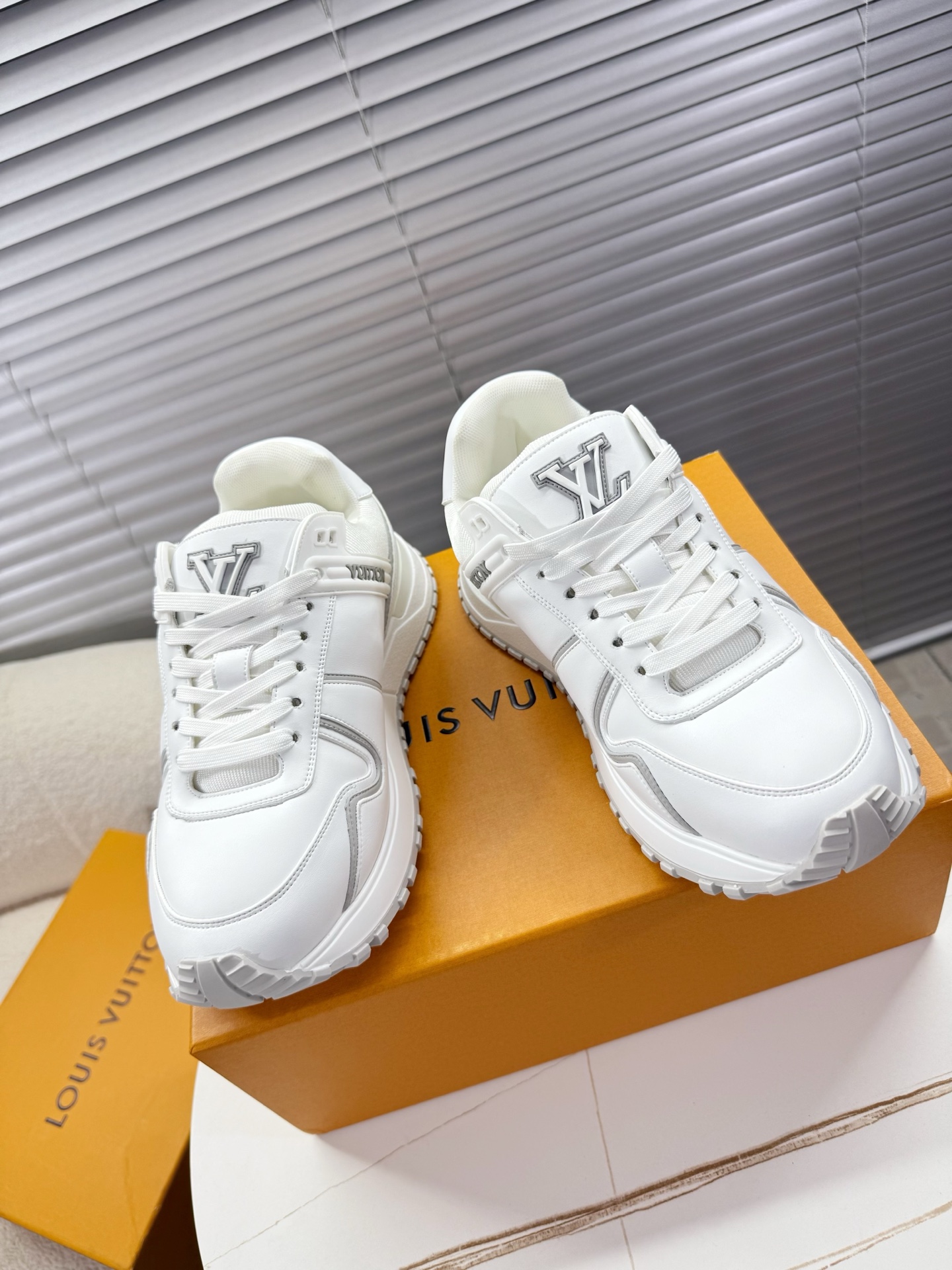 NO:407909,LV RUN AWAY MAXI latest couple sneakers, dad shoes, fat tick shoes... Simple and comfortable fat tick sneakers, eye-catching LV letters marked on the side of the shoe, light shock-absorbing PU foam bottom embellished with Vuitton logo, full of values!  All-cowhide fabric, inner lining original imported breathable net, original sole, open mold multi-layer combination sole, about 5CM thick, women's 35-40/men's 39-45 regular size, dad shoes, louis vuitton, sneakers, cowhide19860909LV RUN AWAY MAXI 最新情侣款运动鞋,老爹鞋,胖丁鞋…… 简约舒适胖丁运动鞋,瞩目 LV 字母标注鞋侧,轻盈减震PU发泡底点缀 Vuitton 标识,价值观满满的高大上！ 面料全牛皮面料 内里原版进口透气网里 鞋底原版开模多层组合底 底厚约5CM 女款35—40/男款39—45正码,老爹鞋,louis vuitton,sneakers,cowhide,Women's Shoes