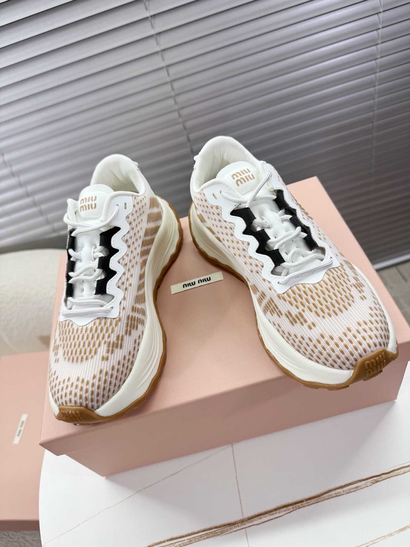 NO:407911,miumiu｜2025 latest couple sneakers, dad shoes, thick soles shoes~~ miumiu fashion matches fashionable and comfortable~~ The fabric adopts technological meshing process, breathable mesh inner lining, original molded rubber foam combination sole, 5cm heightened thick sole, lightweight shock absorption... Women's 35-40/men's size 39-45 regular size, dad shoes, miumiu, sneakers19860909miumiu缪缪｜2025最新情侣款运动鞋,老爹鞋,厚底鞋~~ miumiu时尚搭配上脚时髦舒适~~ 面料采用科技网纱工艺,透气网布内里,原版开模橡胶发泡组合大底,5cm增高厚底,轻便减震…… 女35-40/男码39-45正码,老爹鞋,miumiu,sneakers,Women's Shoes