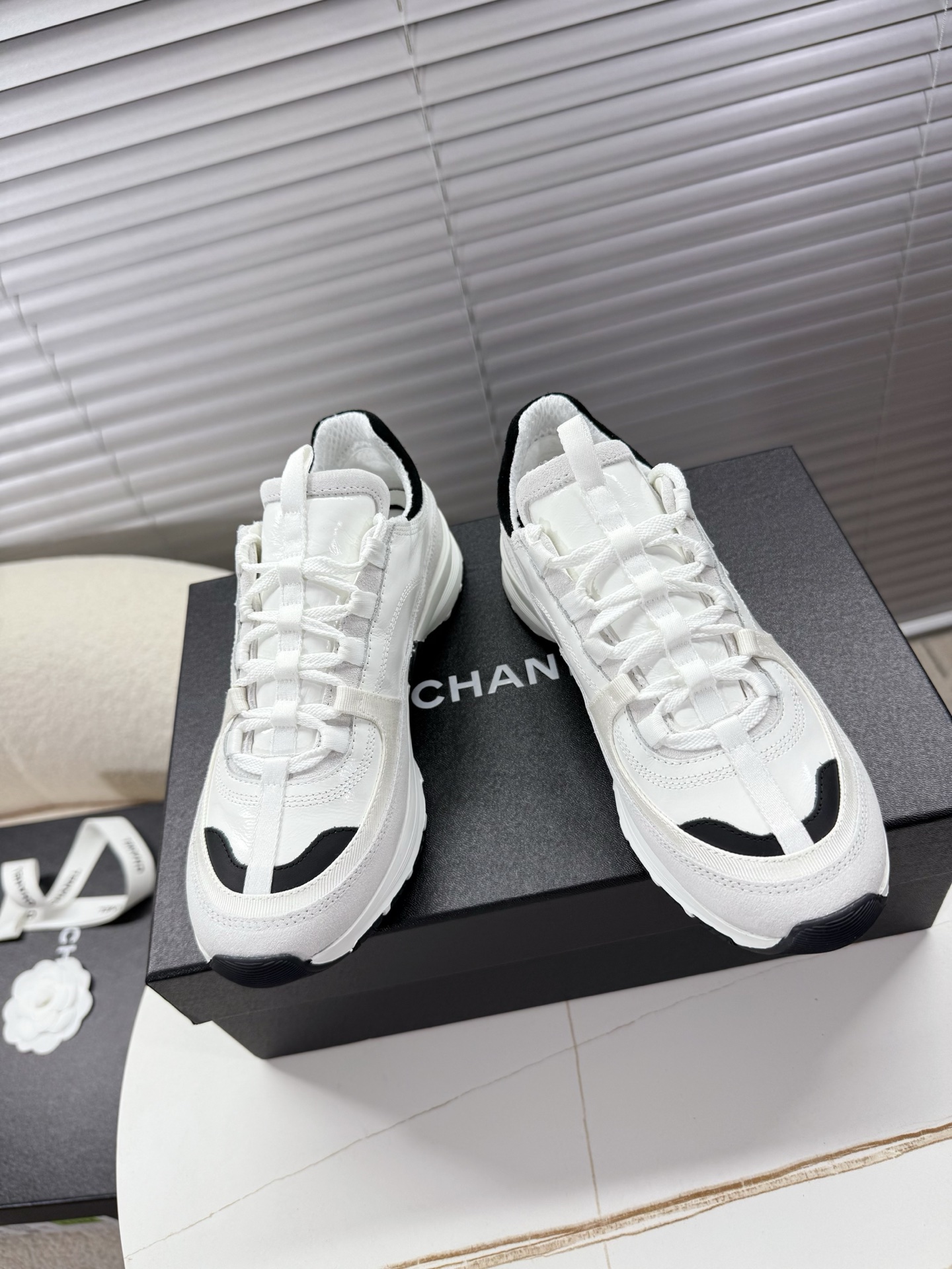 NO:407995,chanel－－New spring and summer sports shoes, simple low top, light and comfortable, genuine leather splicing color style, creating a young and active sports atmosphere. Sheep zipper splicing upper, sneakers design light style, two-color sports sole~~ 35-40 positive size, casual shoes/sports shoes, chanel, sneakers, sheep19860909chanel－－春夏季新款香奶奶运动鞋 简约低帮,轻便舒适,真皮拼接色风格,营造出年轻活跃的运动氛围 羊猄拼接鞋面,球鞋设计轻装风格,双色运动大底~~ 35—40正码,休闲鞋/运动鞋,chanel,sneakers,sheep,Women's Shoes