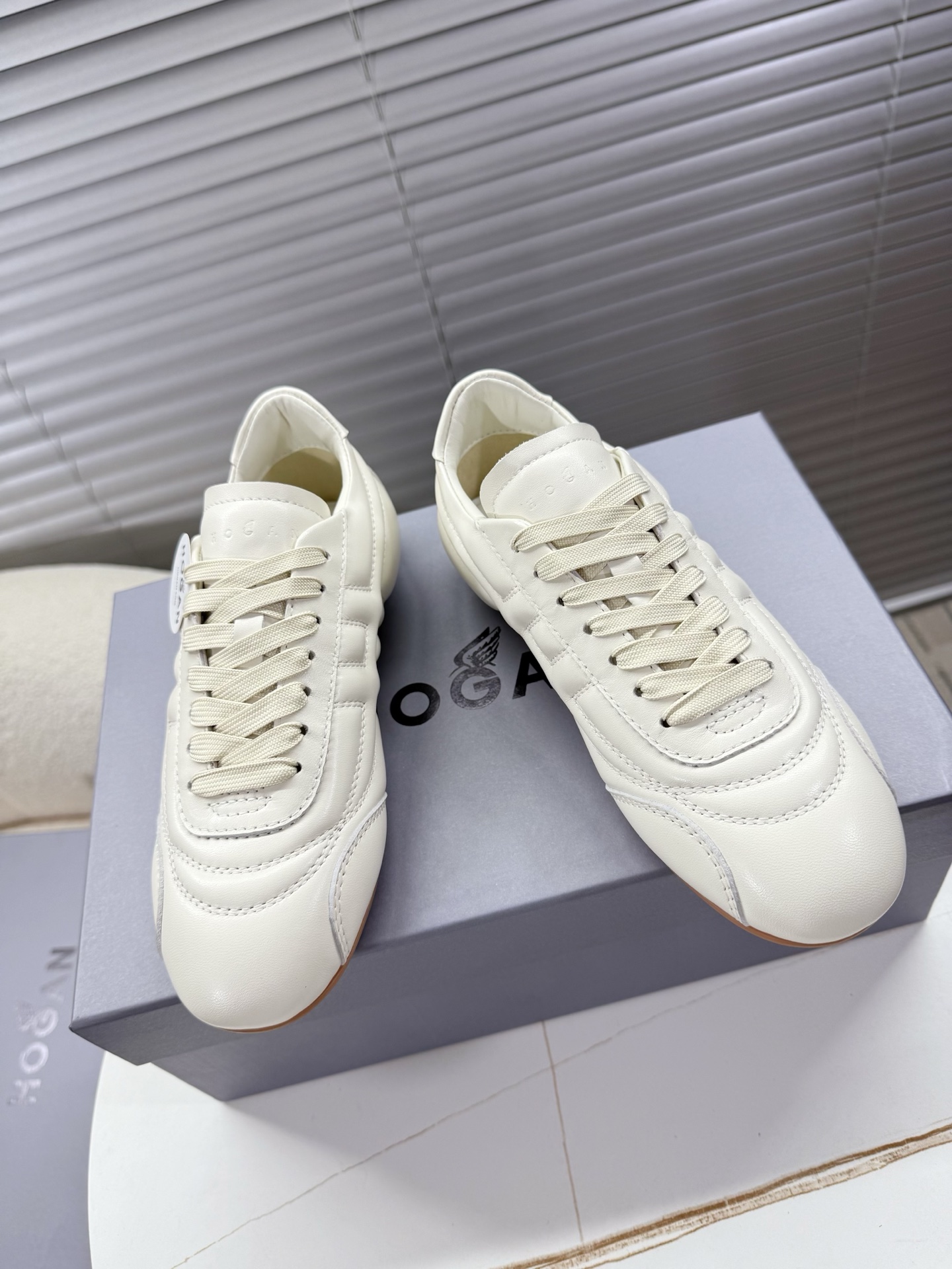 NO:415103,Hogan - the latest couple's Forrest Gump shoes, German training shoes, sports shoes... Xiaohongshu's good stuff sharing; it's so beautiful, so comfortable and versatile... The shoes are very light, shopping, outdoor sports zero pressure, and skirts and pants are OK. Mixed and matched spliced ​​fabric (frosted cowhide/coated leather), genuine leather inner lining, anti-slip raw glue color beef tendon outsole, original steel stamp logo couple's model 35-40/39-44 regular size, casual shoes/sports shoes, sneakers, skirts, cowhide19860909Hogan——最新情侣款阿甘鞋、德训鞋、运动鞋…… 小红书好物分享；实在是太美太好穿太舒服太百搭啦……鞋子很轻便,逛街暴走户外运动零压力,配裙子裤子都OK 混搭拼接面料(磨砂牛皮/牛皮面),真皮内里,防滑生胶色牛筋大底,原版钢印Logo徽标 情侣款35—40/39—44正码,休闲鞋/运动鞋,sneakers,skirts,cowhide,Women's Shoes