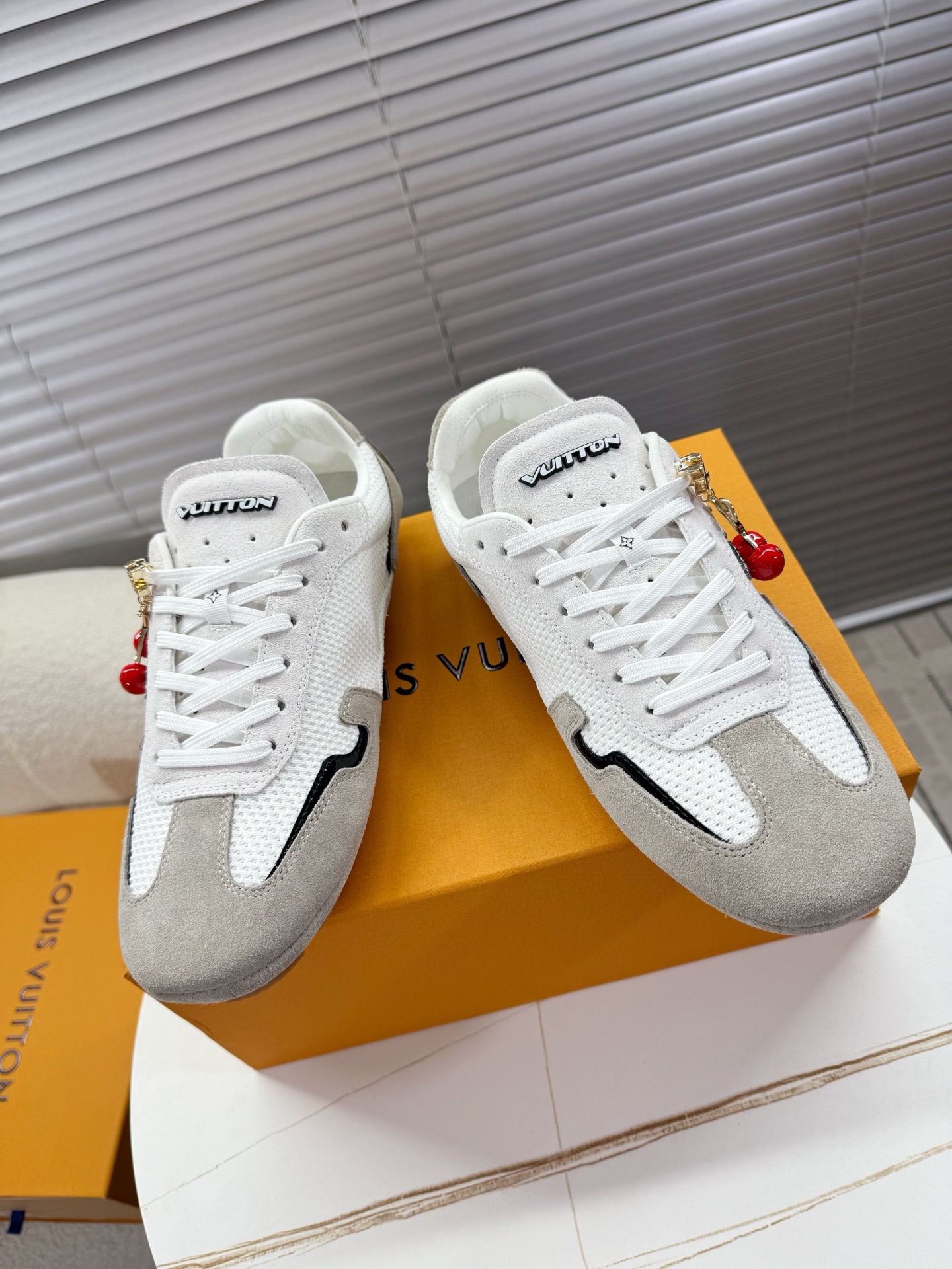 NO:415089,LV - 25P latest couple style bean shoes; Destoring shoes; driving shoes; casual shoes Xiaohongshu call grass-planting style, classic LV logo retro large flat head silhouette, non-slip rubber square sole... Super comfortable foot-skin upper cowhide breathable net with a very recognizable brand logo embellishment cherry pendant decoration... Couple style 35-45 regular sizes Men's first/women's style and other materials 70 pairs of cherry pendants, casual shoes/sports shoes, louis vuitton, sneakers, cowhide19860909LV——25P最新情侣款豆豆鞋；德训鞋；开车鞋；休闲鞋 小红书打call种草款,经典LV标识复古大扁头廓形,防滑橡胶方块大底…… 超舒适脚感鞋面牛皮拼接透气网极具辨识度的品牌logo点缀樱桃吊坠装饰…… 情侣款35—45正码 男款先出/女款等材料   樱桃吊坠加购70一对,休闲鞋/运动鞋,louis vuitton,sneakers,cowhide,Women's Shoes