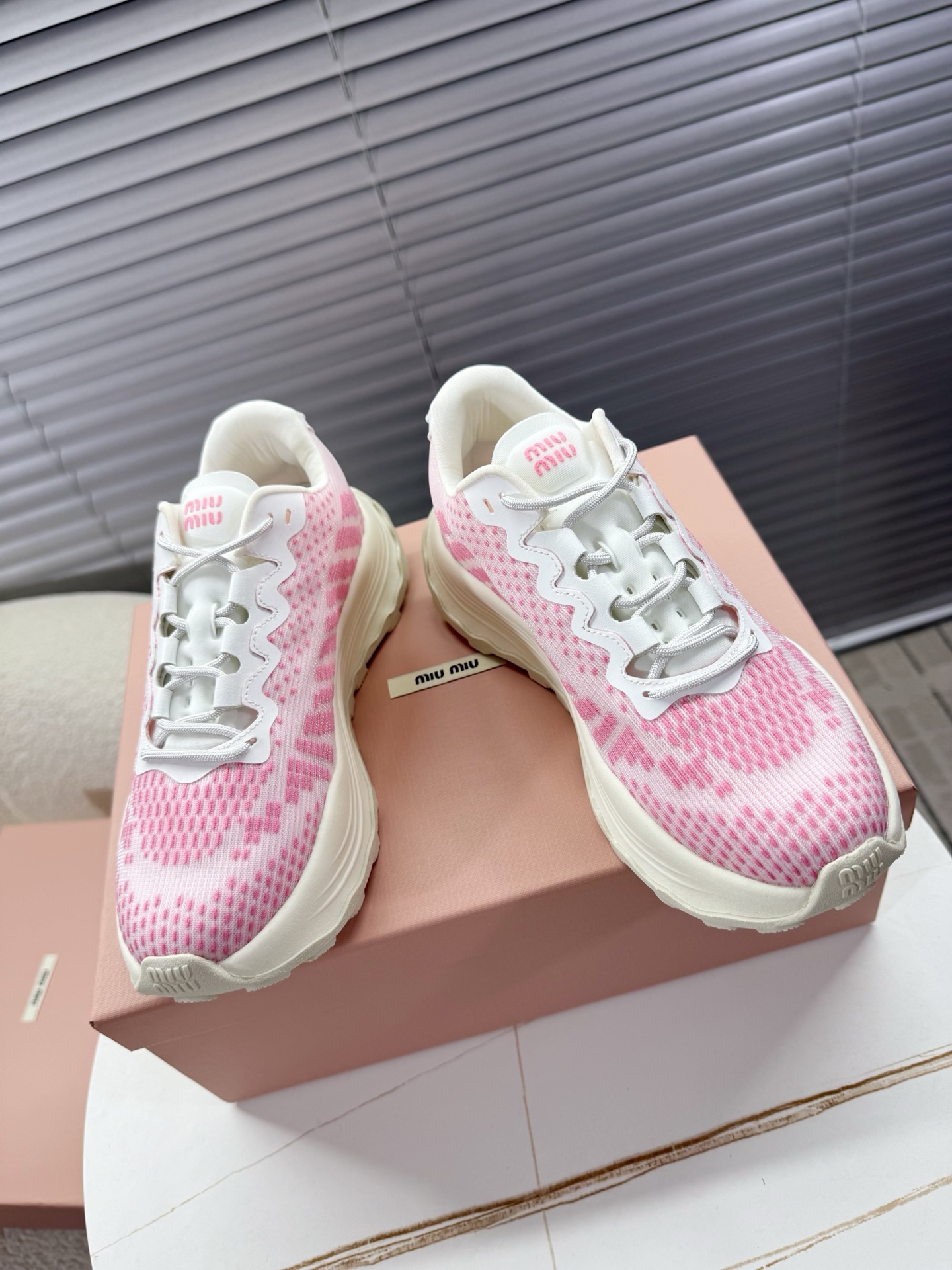 NO:422996,miumiu｜2025 latest couple sneakers, dad shoes, thick soles shoes~~ miumiu fashion matches fashionable and comfortable~~ The fabric adopts technological meshing process, breathable mesh inner lining, original open mold rubber foam combination sole, 5cm heightened thick sole, lightweight shock absorption... 35-40 positive size, dad shoes, miumiu, sneakers19860909miumiu缪缪｜2025最新情侣款运动鞋,老爹鞋,厚底鞋~~ miumiu时尚搭配上脚时髦舒适~~ 面料采用科技网纱工艺,透气网布内里,原版开模橡胶发泡组合大底,5cm增高厚底,轻便减震…… 35-40正码,老爹鞋,miumiu,sneakers,Women's Shoes