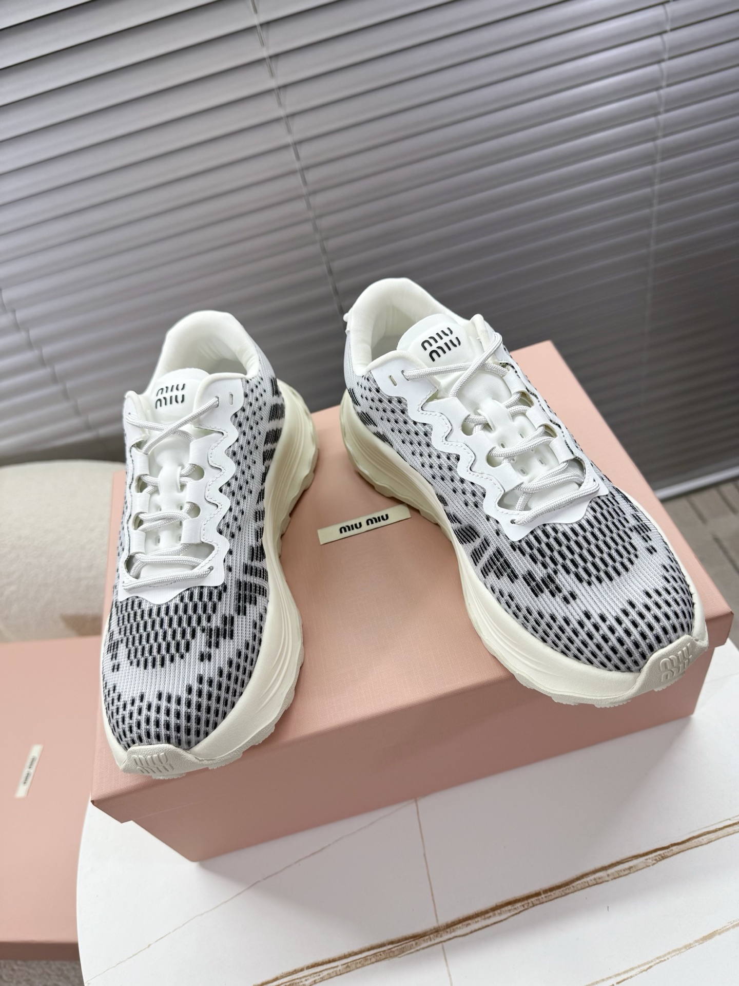 NO:423005,miumiu｜2025 latest couple sneakers, dad shoes, thick soles shoes~~ miumiu fashion matches fashionable and comfortable~~ The fabric adopts technological meshing process, breathable mesh inner lining, original molded rubber foam combination sole, 5cm heightened thick sole, lightweight shock absorption... Women's 35-40/men's size 39-45 regular size, dad shoes, miumiu, sneakers19860909miumiu缪缪｜2025最新情侣款运动鞋,老爹鞋,厚底鞋~~ miumiu时尚搭配上脚时髦舒适~~ 面料采用科技网纱工艺,透气网布内里,原版开模橡胶发泡组合大底,5cm增高厚底,轻便减震…… 女35-40/男码39-45正码,老爹鞋,miumiu,sneakers,Women's Shoes