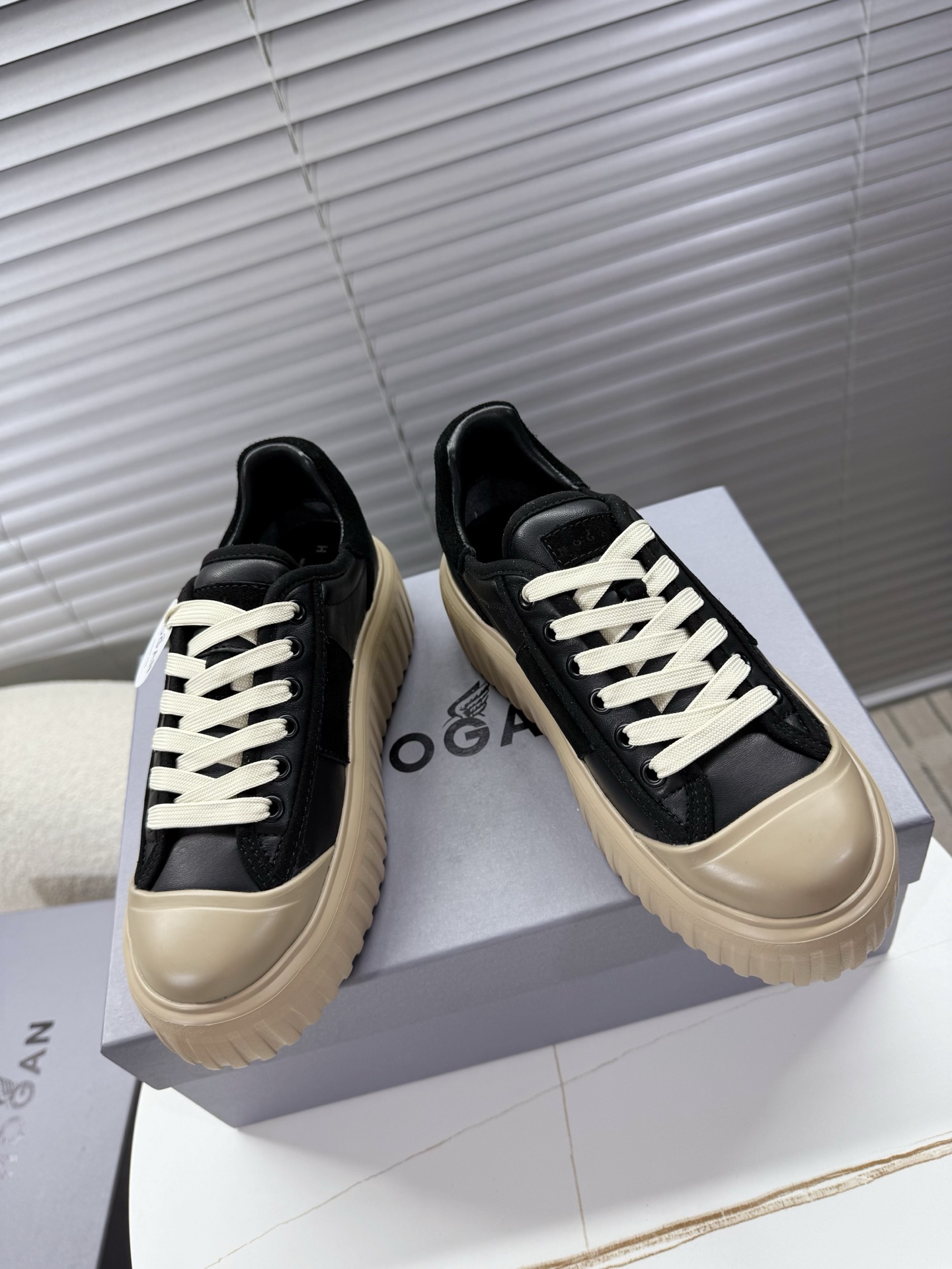 NO:466598,Men's 10 Hogan - couple's sneakers, biscuit shoes, thick-soled shoes... Xiaohongshu check-in model~~~ 6cm in height (Taiku spicy) Cowhide splicing fabric, leather inner lining, breathable mesh latex footbed, H-standard retro style, vacuum PU foaming sole~~ Men and women's same color, classic and versatile, casual and sports both women's 35-40/men's 39-44 regular size, casual shoes/sports shoes, sneakers, cowhide19860909男款10 Hogan——情侣款运动鞋,饼干鞋,厚底鞋…… 小红书打卡款~~~增高6cm（泰酷辣） 牛皮拼接色面料,皮革内里,透气网乳胶垫脚,H标复古风,抽真空PU发泡大底~~ 男女款同色,经典百搭,休闲运动兼顾 女款35—40/男款39—44正码,休闲鞋/运动鞋,sneakers,cowhide,Women's Shoes