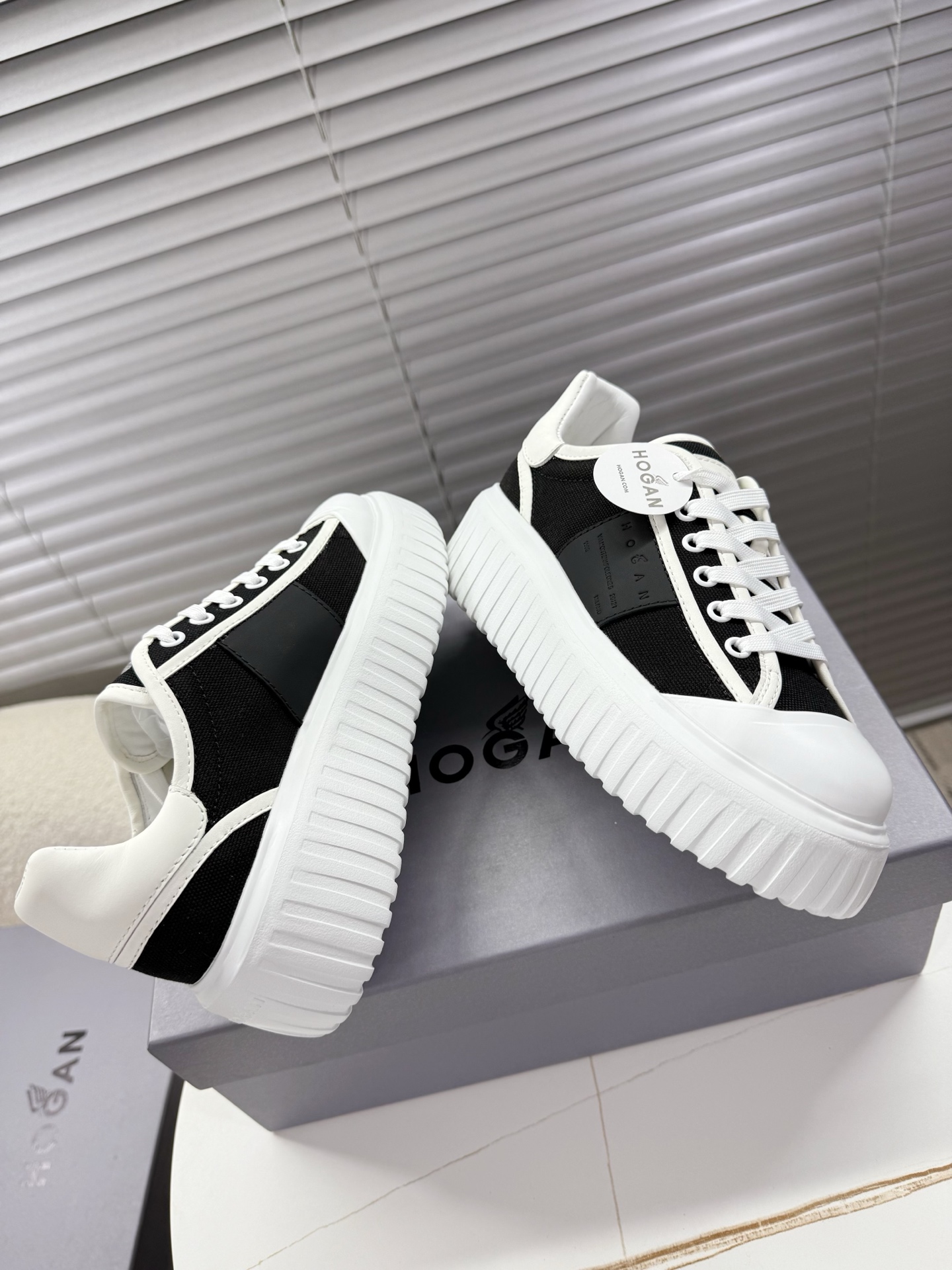Hogan Sneakers: Leather Classics for Men and Women, Ages 35-44 with Unique Features - 图片 4