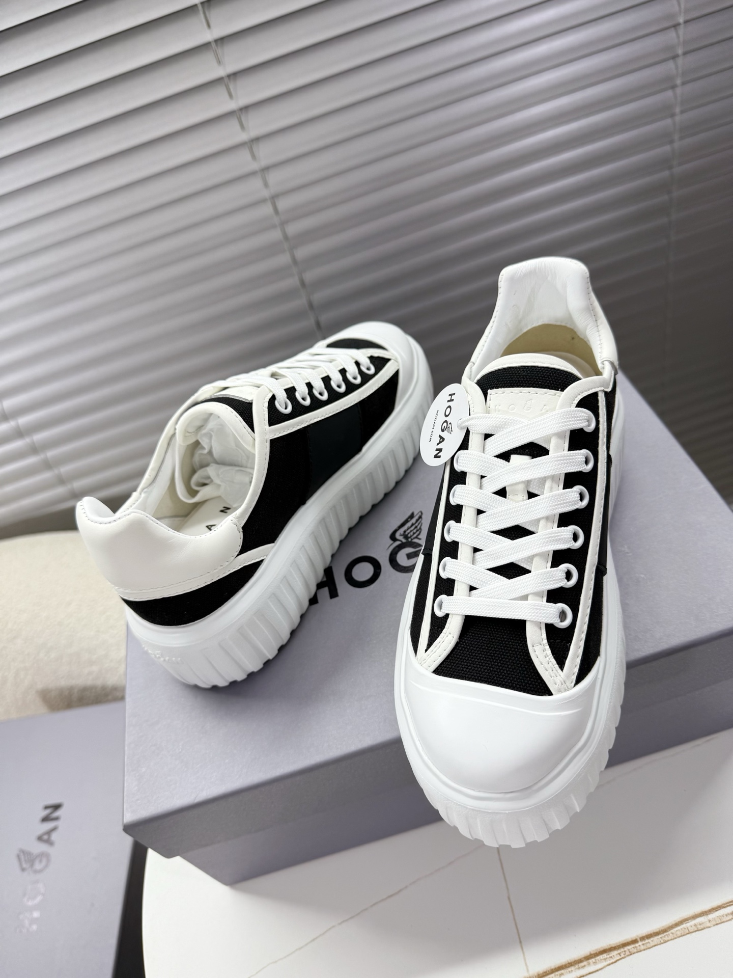 Hogan Sneakers: Leather Classics for Men and Women, Ages 35-44 with Unique Features - 图片 5