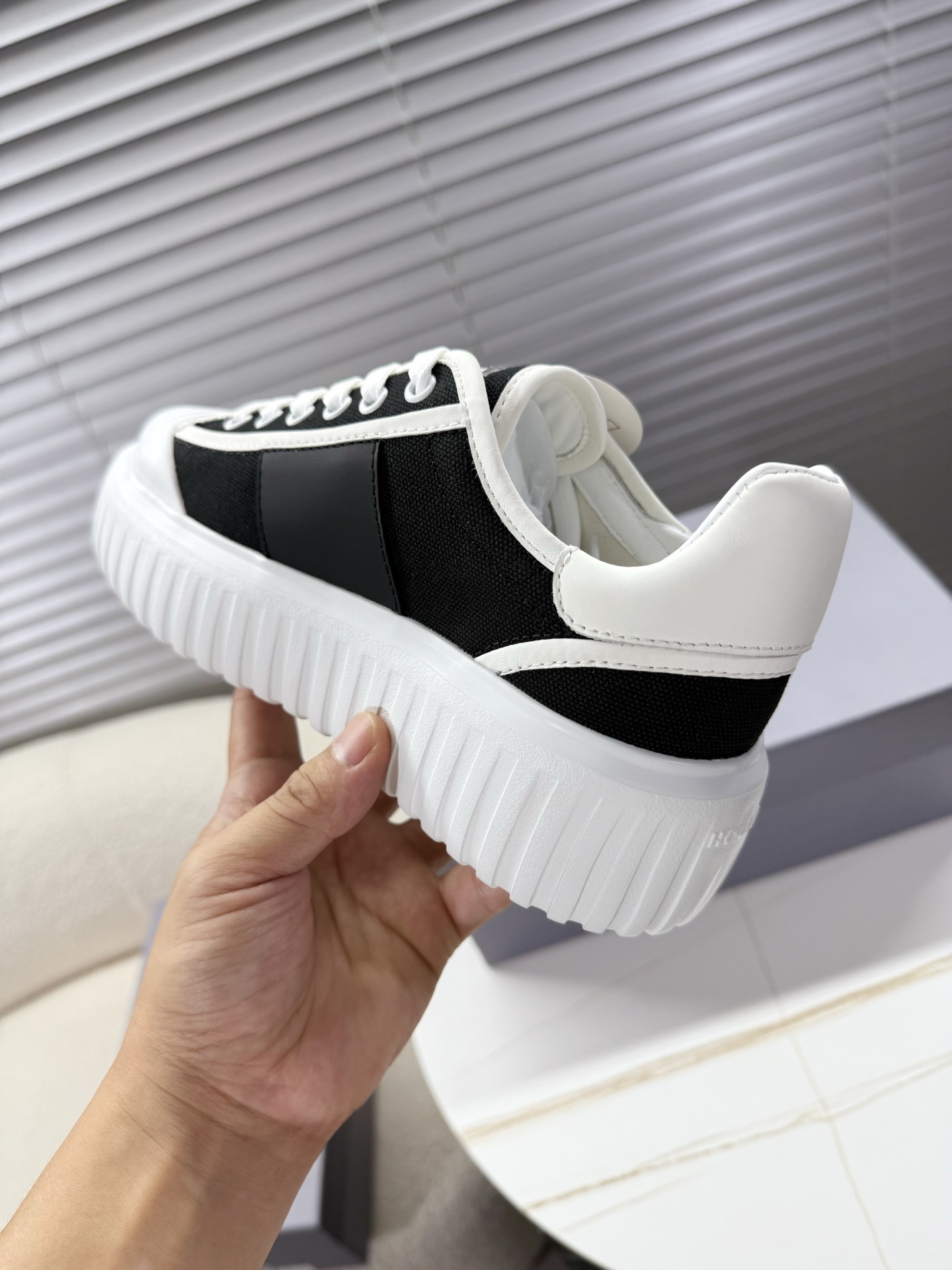 Hogan Sneakers: Leather Classics for Men and Women, Ages 35-44 with Unique Features - 图片 9