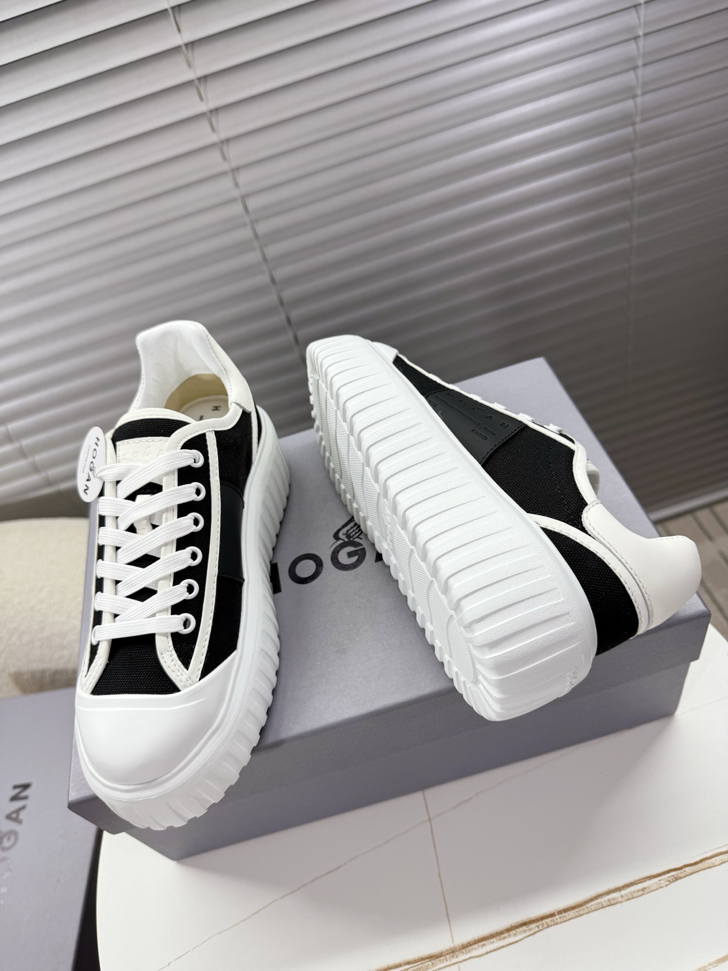Hogan Sneakers: Leather Classics for Men and Women, Ages 35-44 with Unique Features - 图片 2