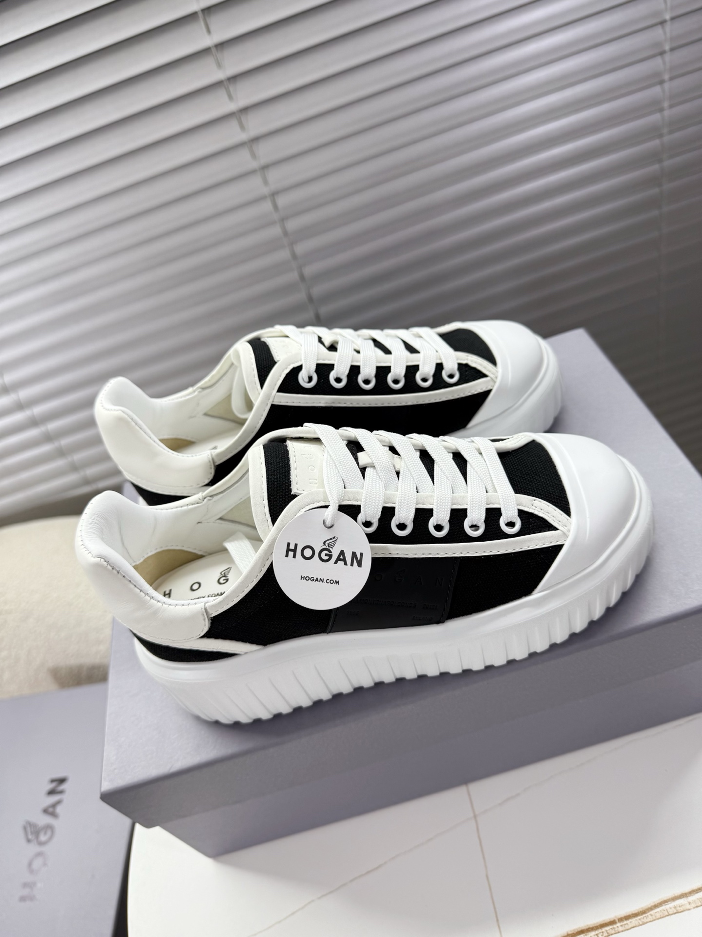 Hogan Sneakers: Leather Classics for Men and Women, Ages 35-44 with Unique Features - 图片 6