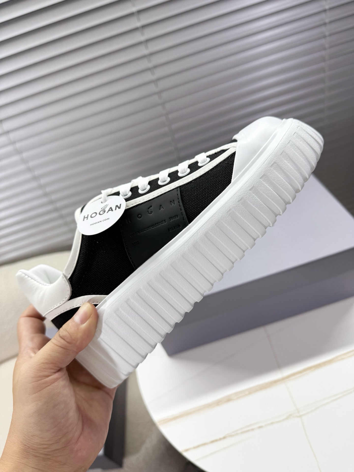 Hogan Sneakers: Leather Classics for Men and Women, Ages 35-44 with Unique Features - 图片 8