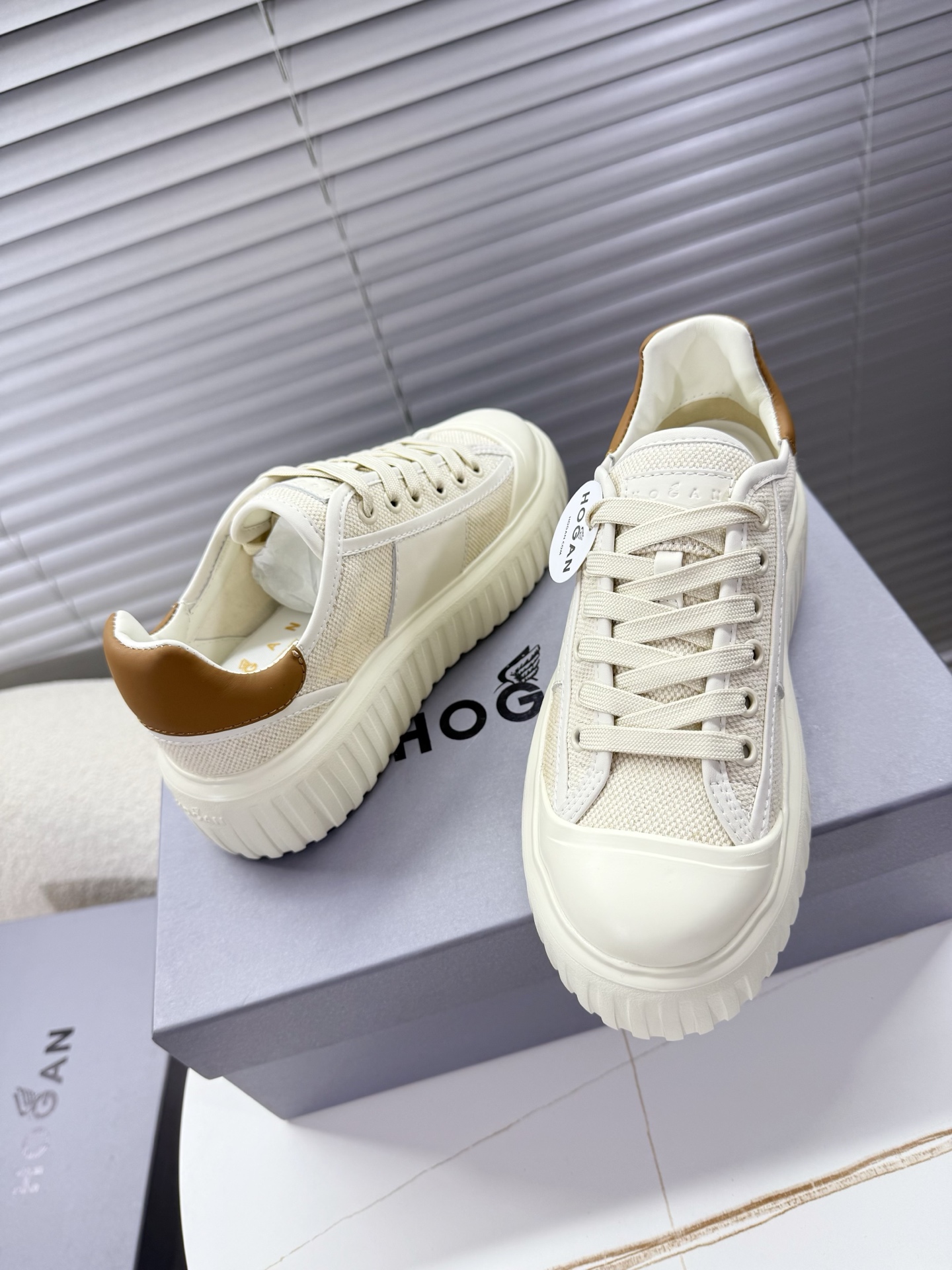 Hogan Sneakers: Unisex Classic Leisure Shoes with Innovative Features for Ages 35-44 - 图片 5