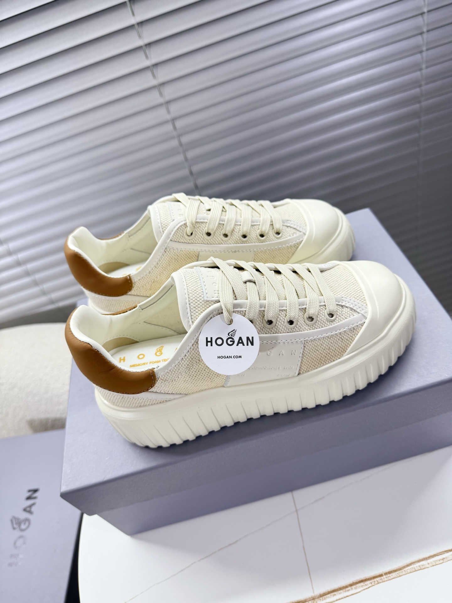 Hogan Sneakers: Unisex Classic Leisure Shoes with Innovative Features for Ages 35-44 - 图片 6