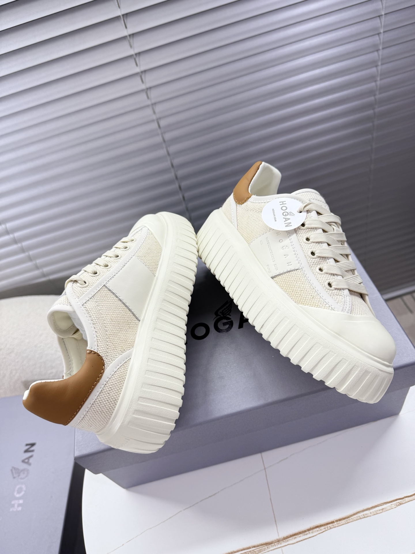 Hogan Sneakers: Unisex Classic Leisure Shoes with Innovative Features for Ages 35-44 - 图片 4