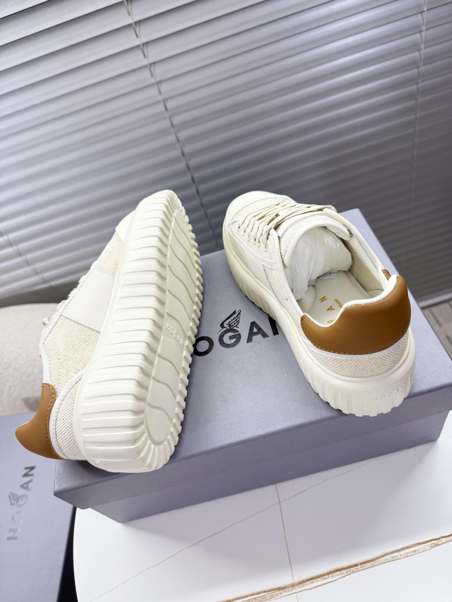 Hogan Sneakers: Unisex Classic Leisure Shoes with Innovative Features for Ages 35-44 - 图片 3