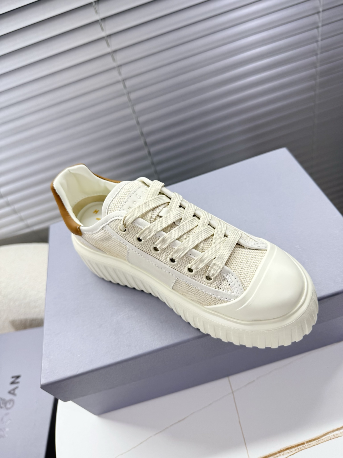 Hogan Sneakers: Unisex Classic Leisure Shoes with Innovative Features for Ages 35-44 - 图片 7