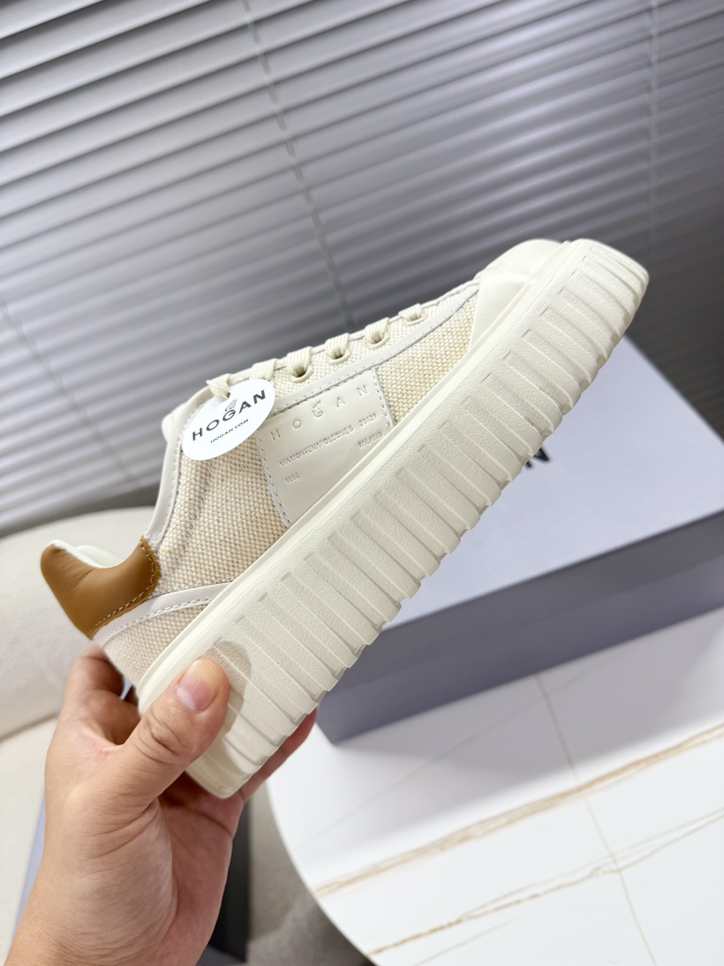 Hogan Sneakers: Unisex Classic Leisure Shoes with Innovative Features for Ages 35-44 - 图片 8