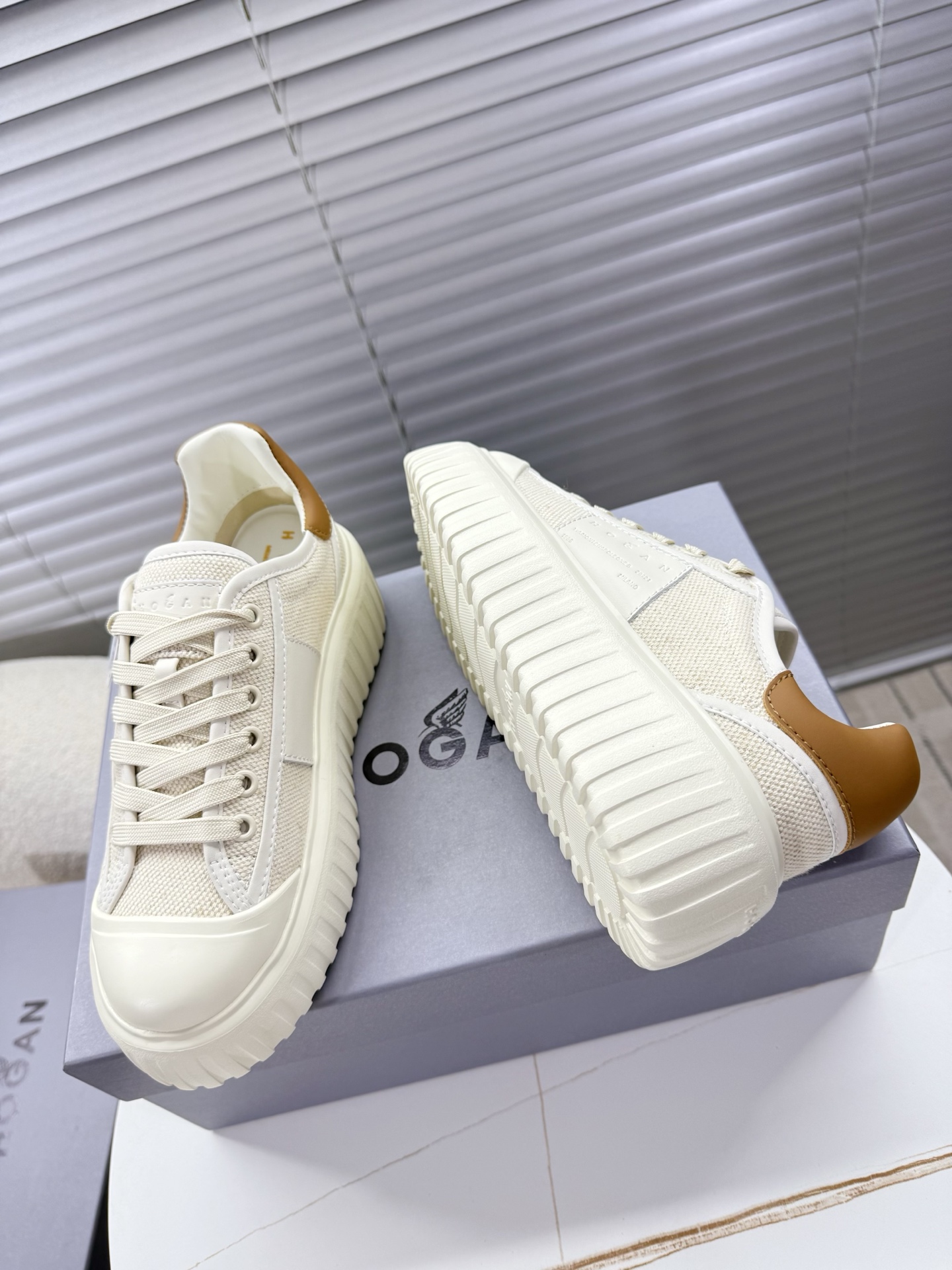 Hogan Sneakers: Unisex Classic Leisure Shoes with Innovative Features for Ages 35-44 - 图片 2