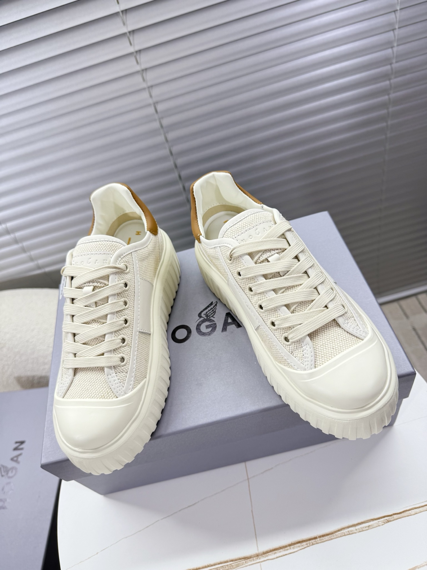 Hogan Sneakers: Unisex Classic Leisure Shoes with Innovative Features for Ages 35-44