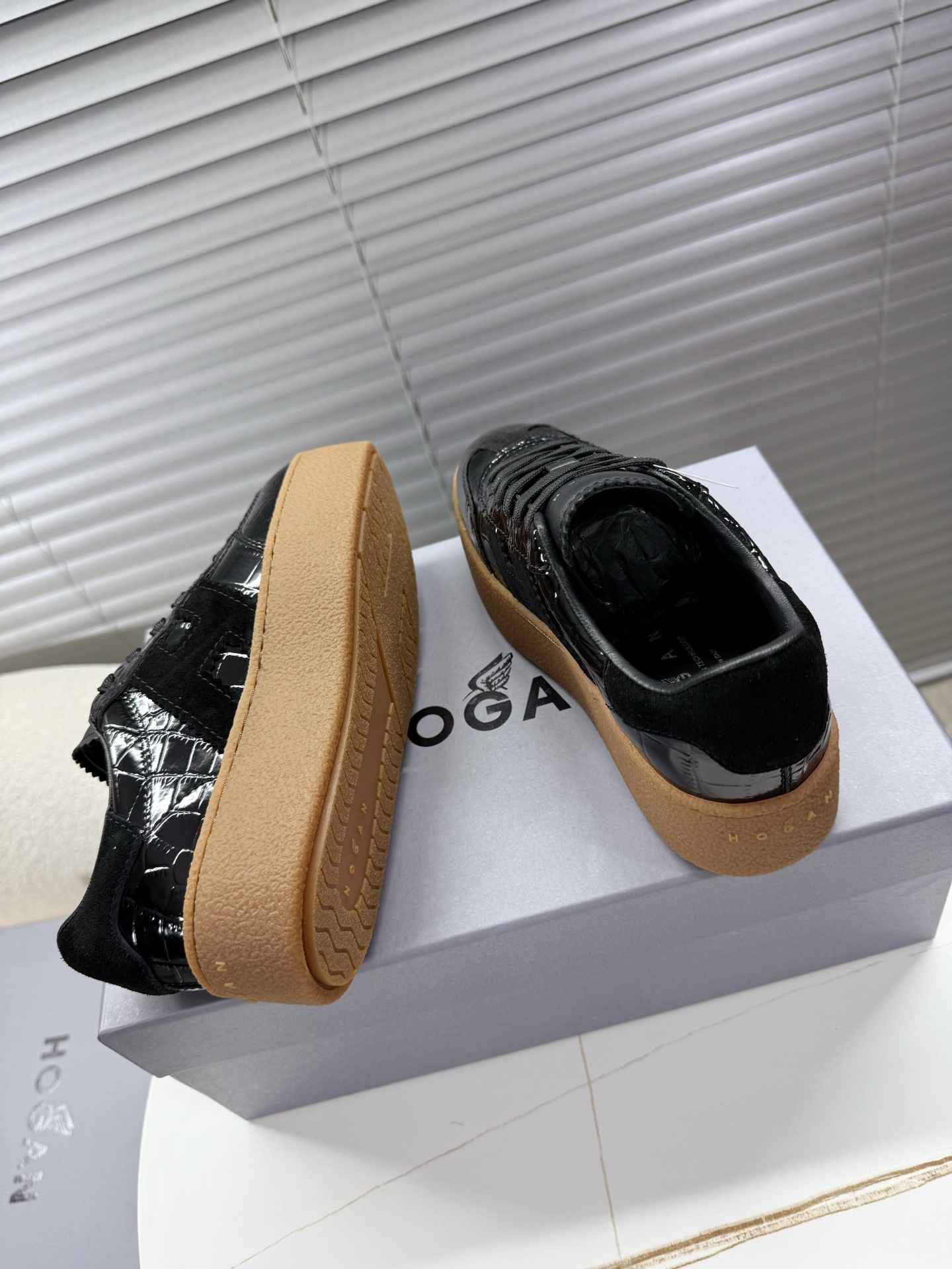 Hogan Women’s Classic Leather Sneakers with Thick Soles and Air-Net Emulsive Feet - 图片 3