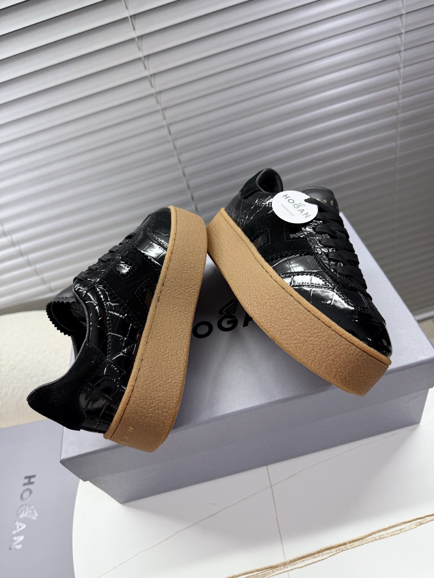 Hogan Women’s Classic Leather Sneakers with Thick Soles and Air-Net Emulsive Feet - 图片 4