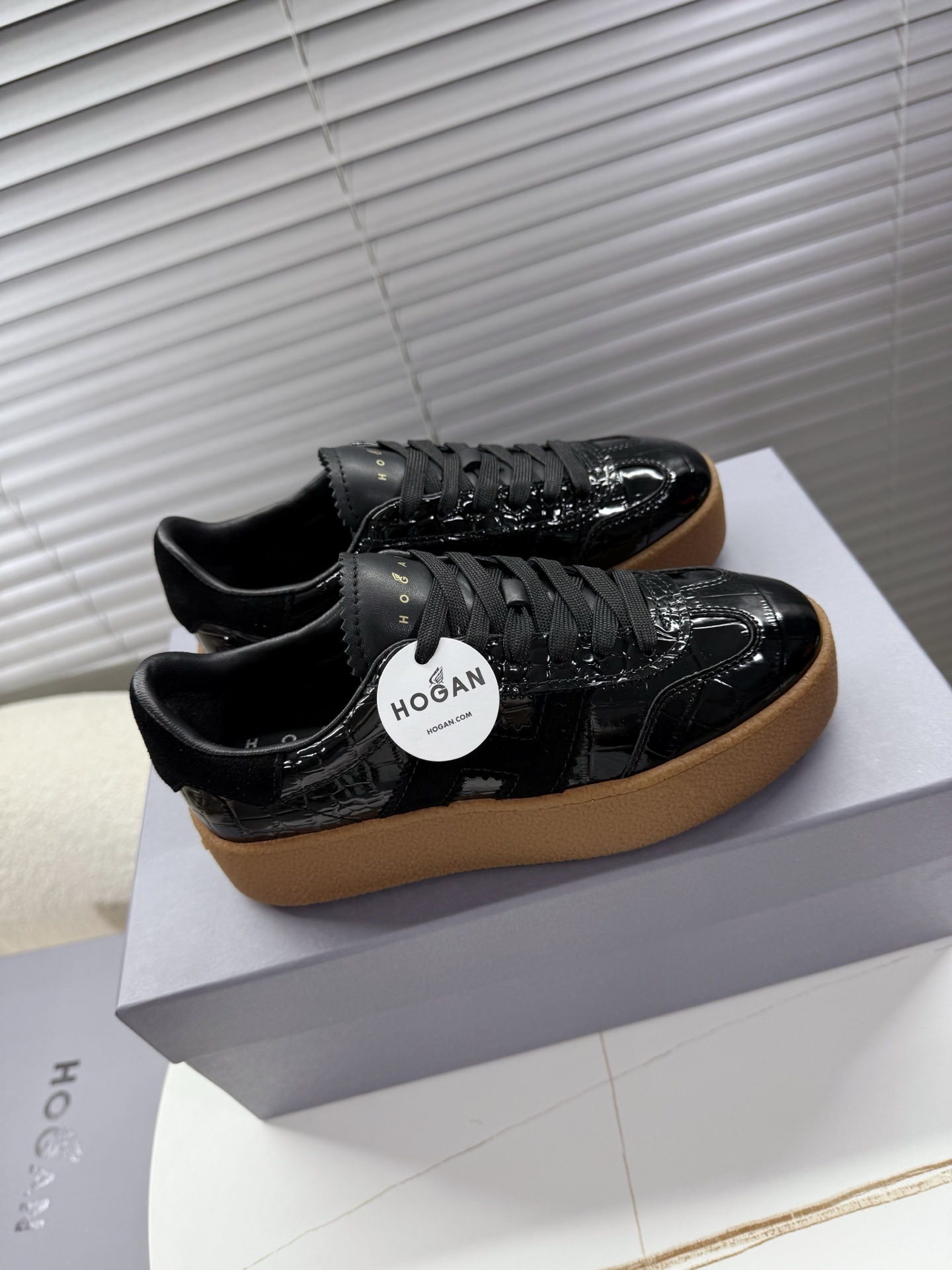 Hogan Women’s Classic Leather Sneakers with Thick Soles and Air-Net Emulsive Feet - 图片 6