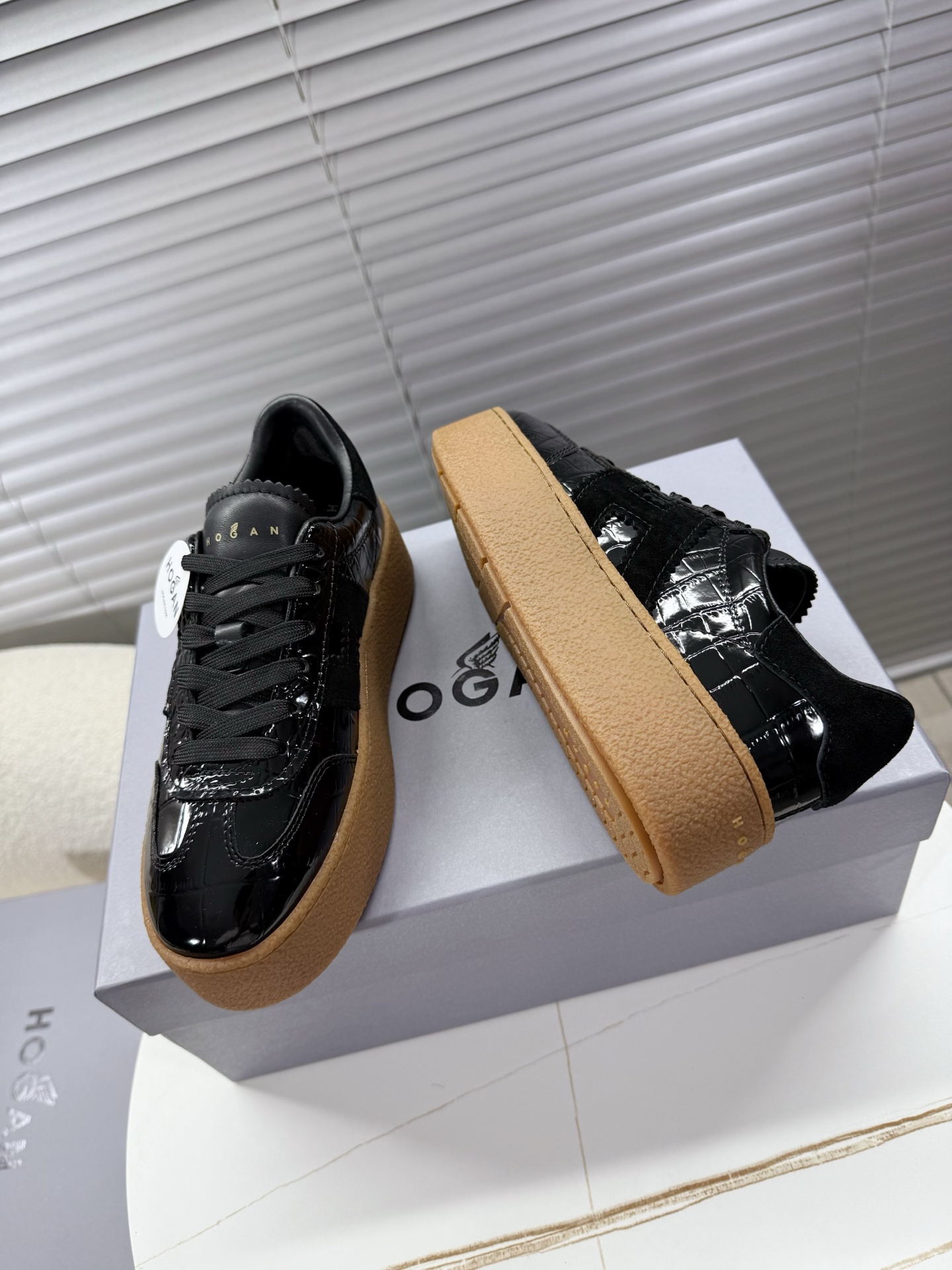 Hogan Women’s Classic Leather Sneakers with Thick Soles and Air-Net Emulsive Feet - 图片 2