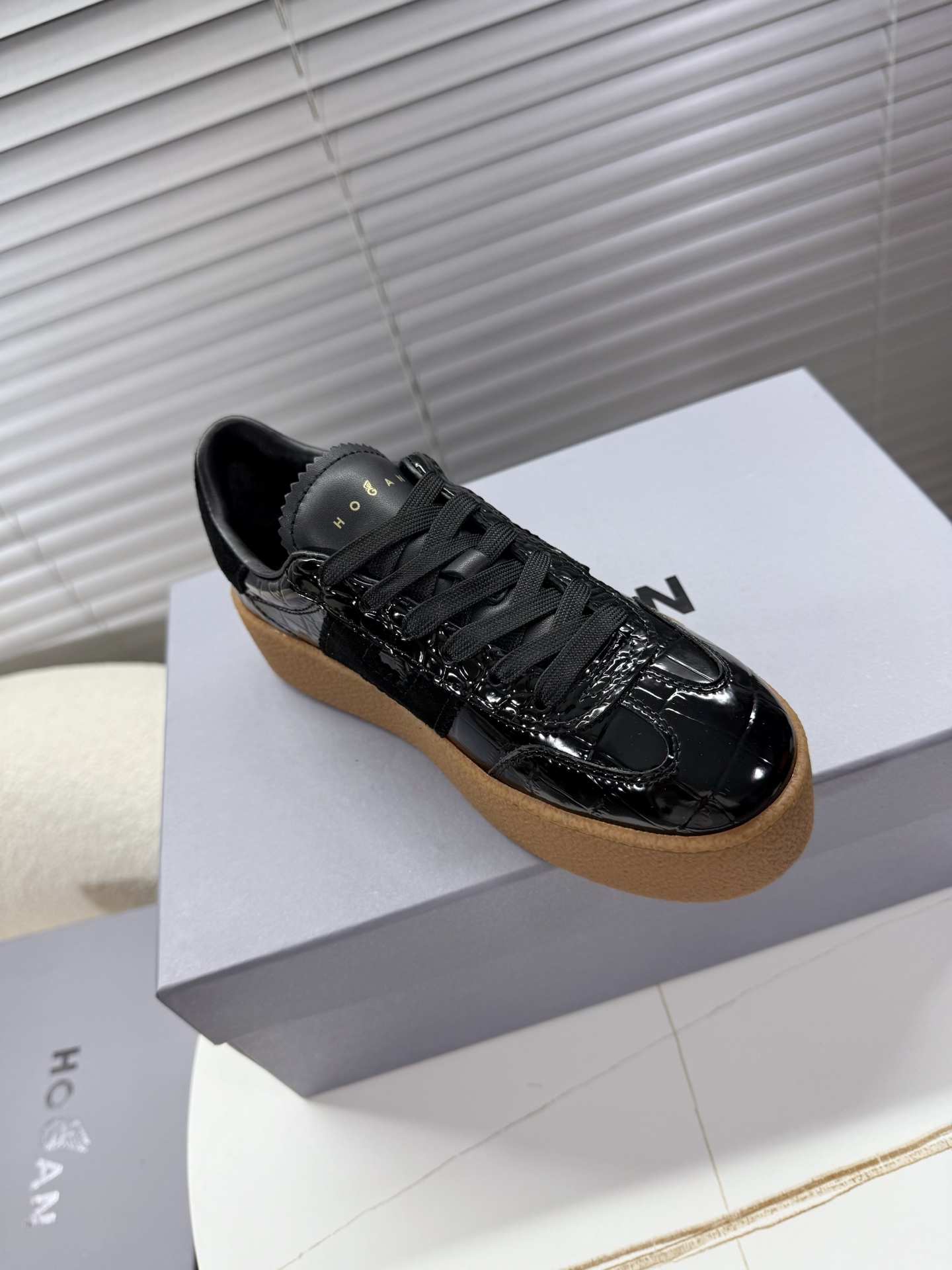 Hogan Women’s Classic Leather Sneakers with Thick Soles and Air-Net Emulsive Feet - 图片 7