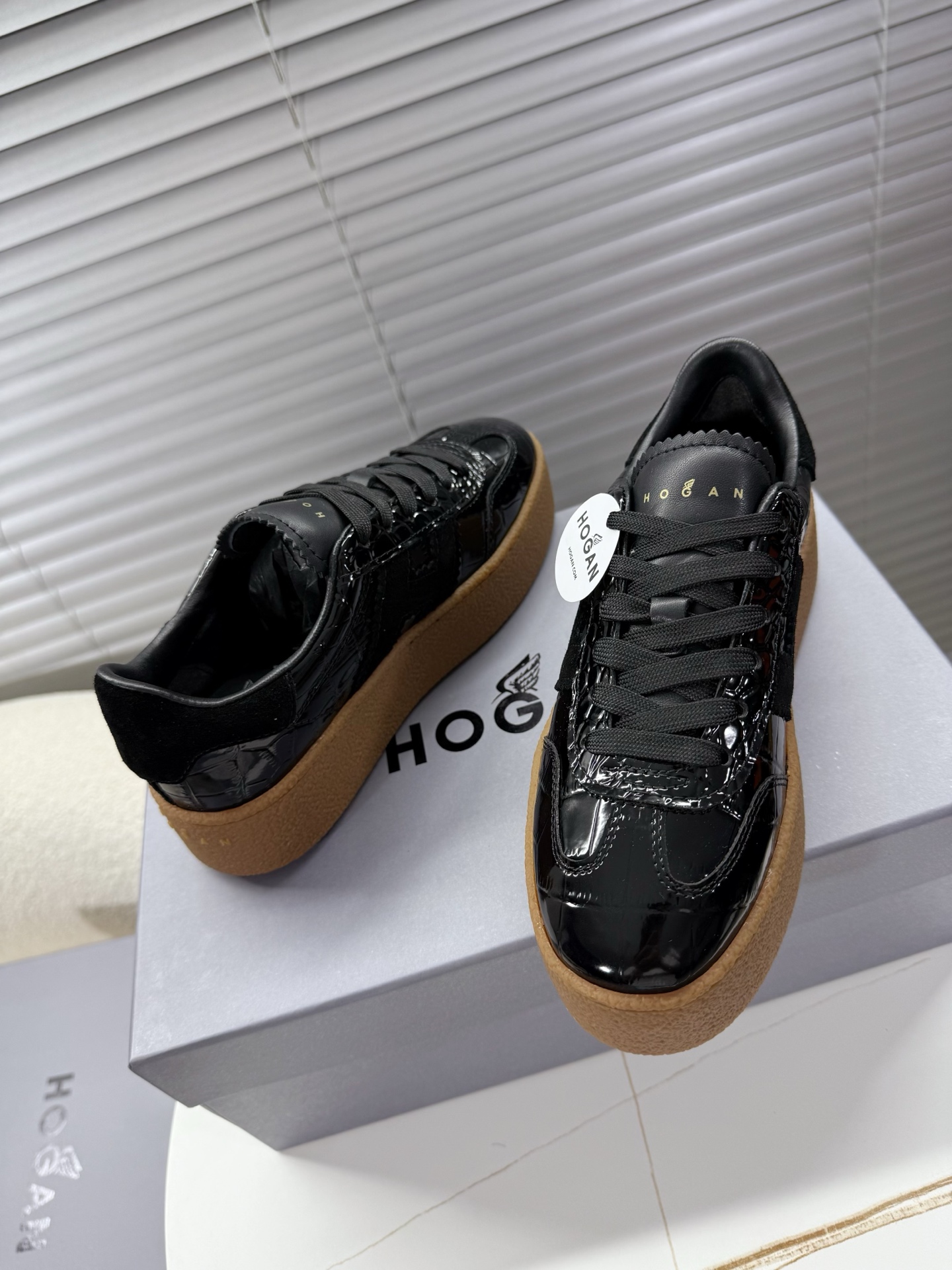 Hogan Women’s Classic Leather Sneakers with Thick Soles and Air-Net Emulsive Feet - 图片 5