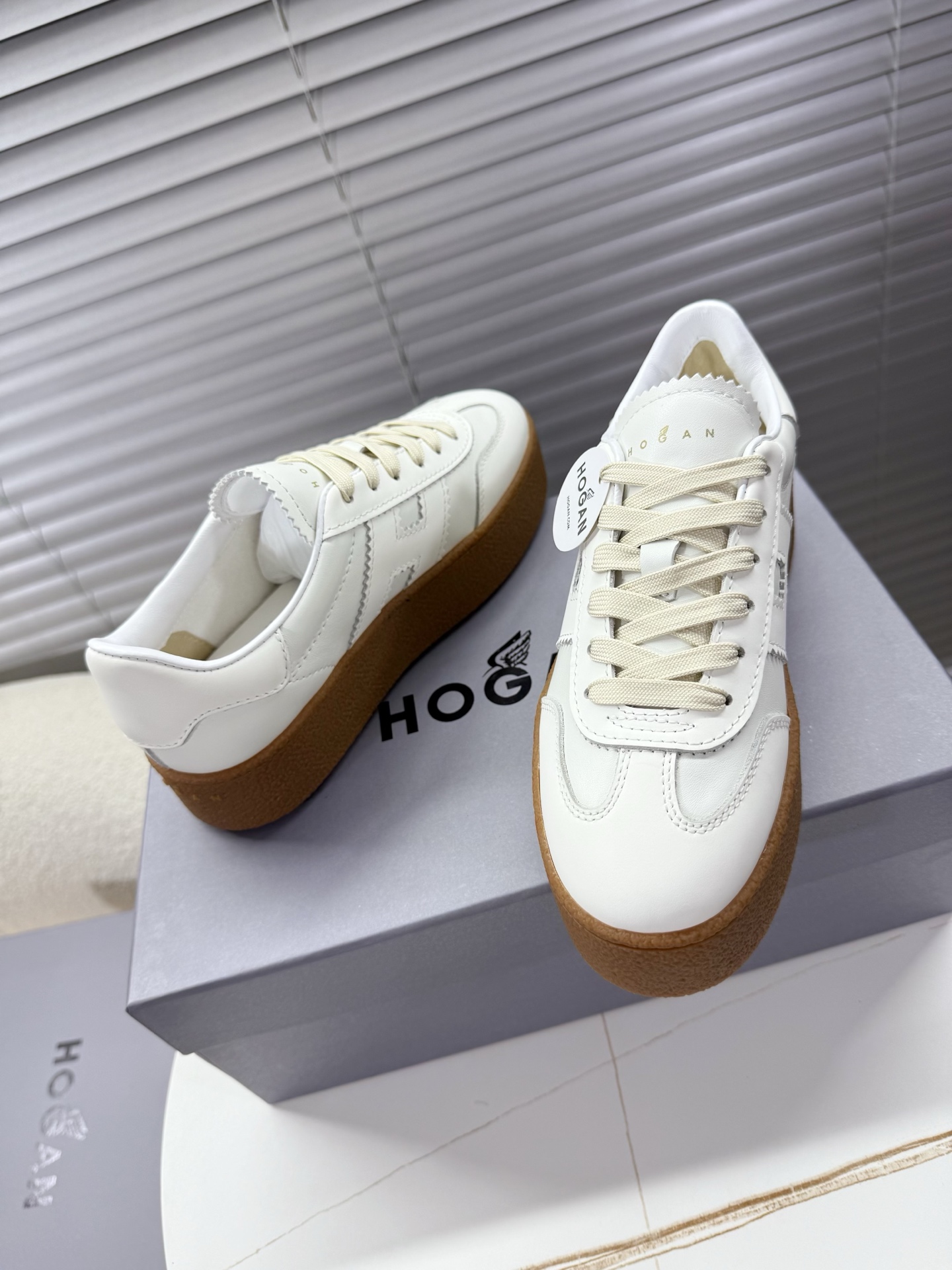 Hogan Women’s Classic Sneakers with Thick Soles and Leather Interior: Little Red’s Card – Size 35-40 - 图片 5