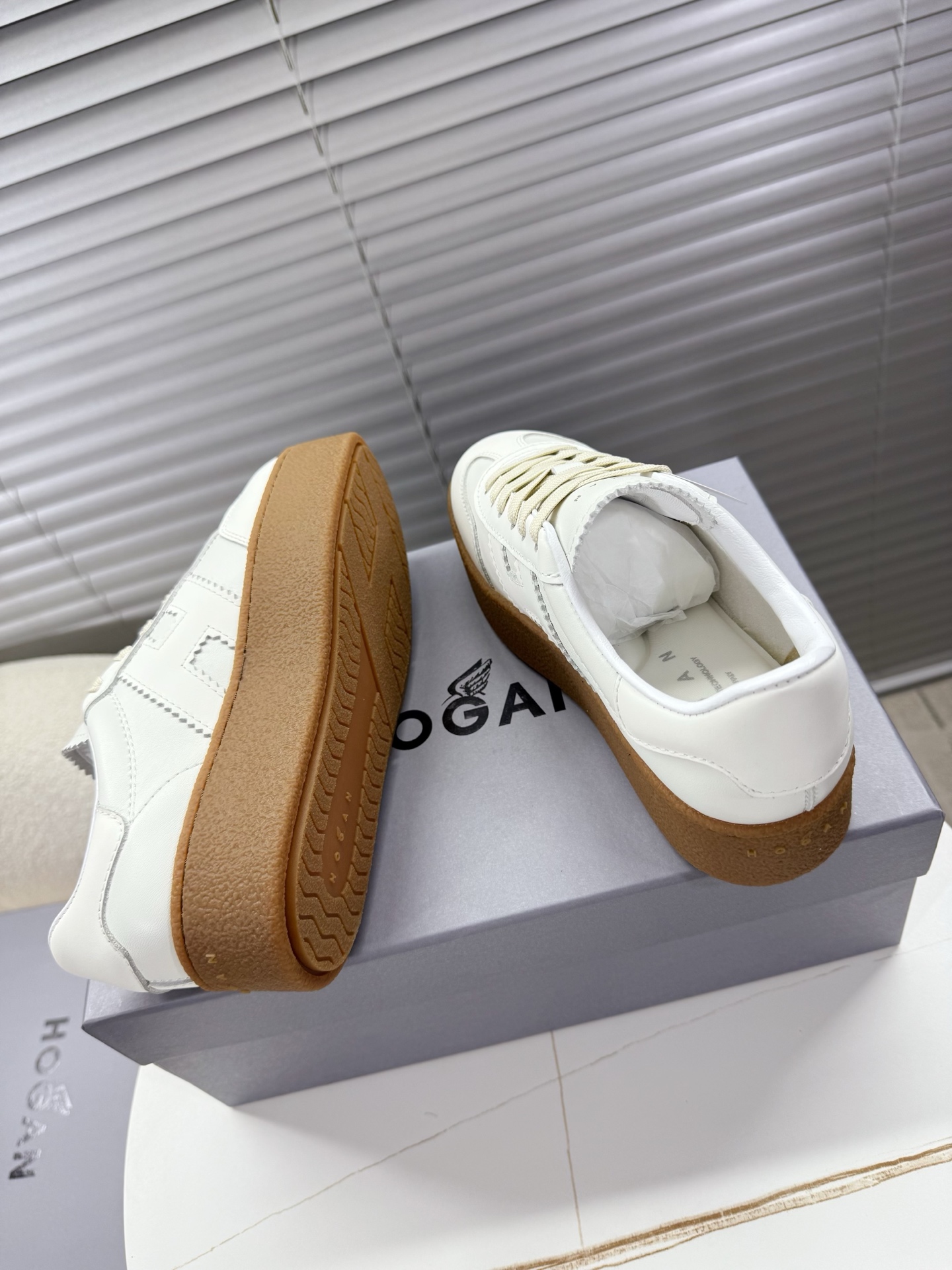 Hogan Women’s Classic Sneakers with Thick Soles and Leather Interior: Little Red’s Card – Size 35-40 - 图片 3