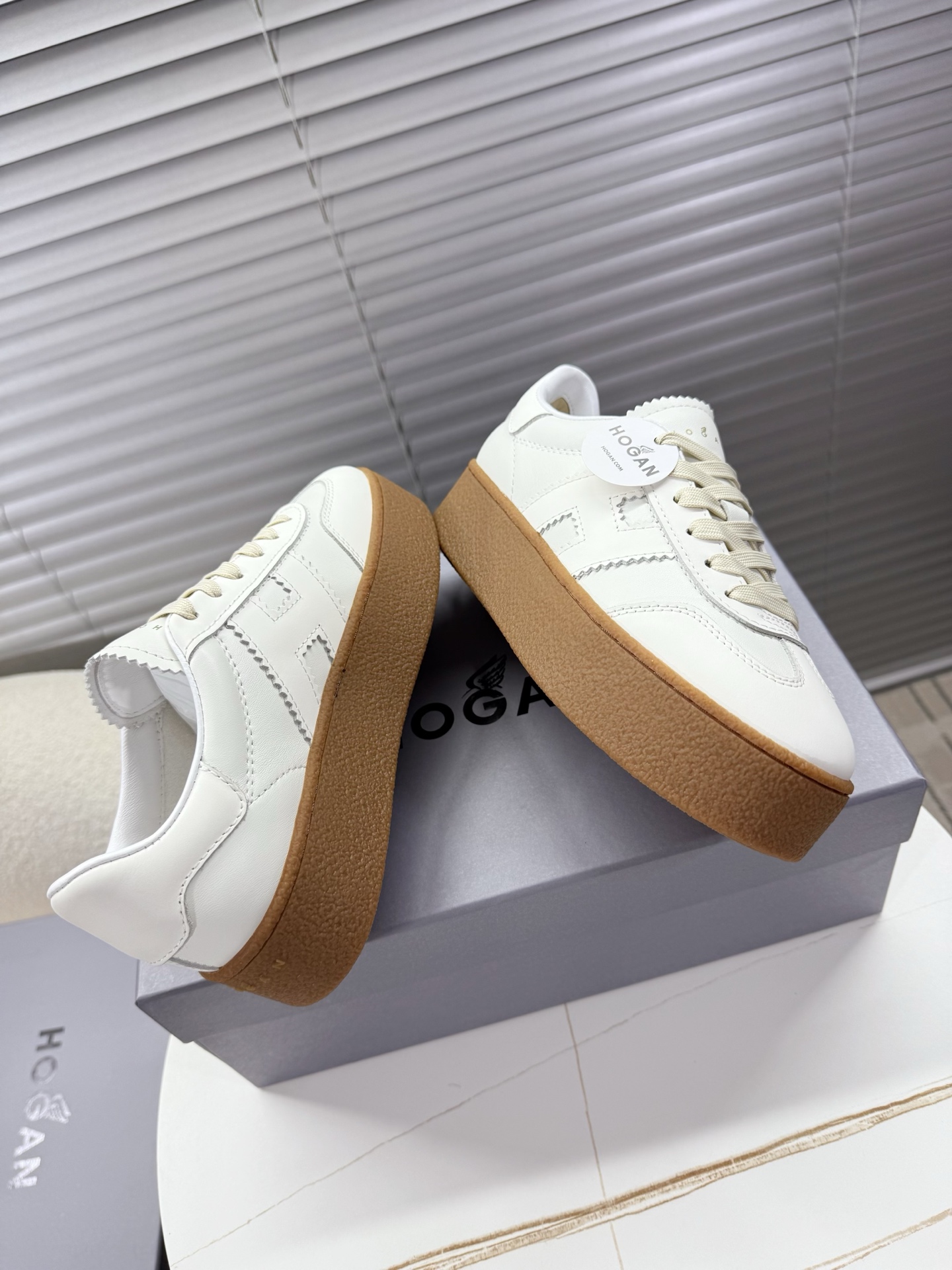 Hogan Women’s Classic Sneakers with Thick Soles and Leather Interior: Little Red’s Card – Size 35-40 - 图片 4