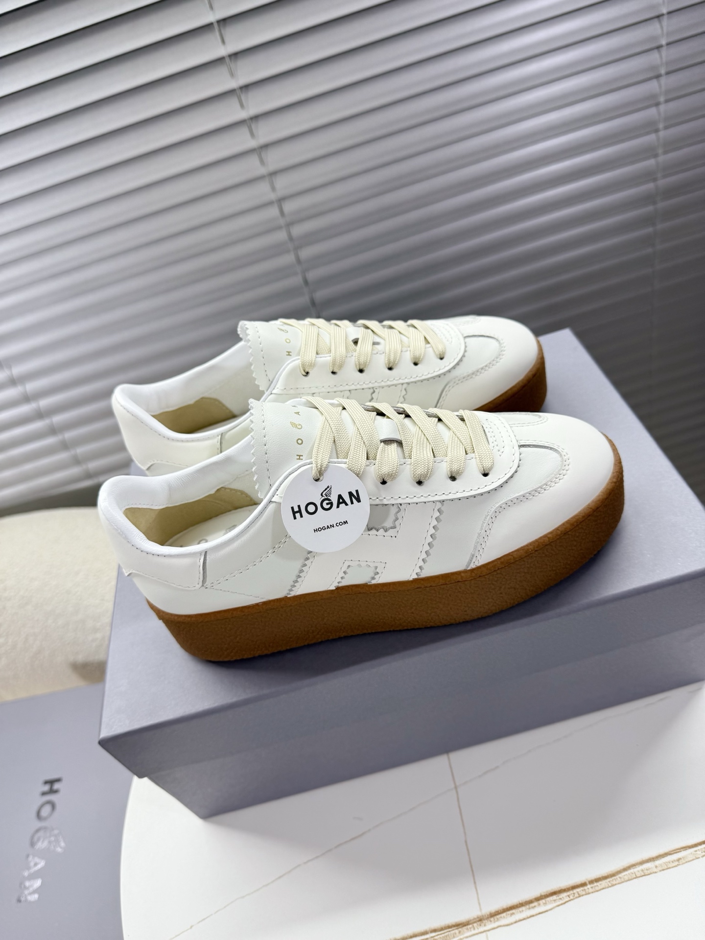 Hogan Women’s Classic Sneakers with Thick Soles and Leather Interior: Little Red’s Card – Size 35-40 - 图片 6