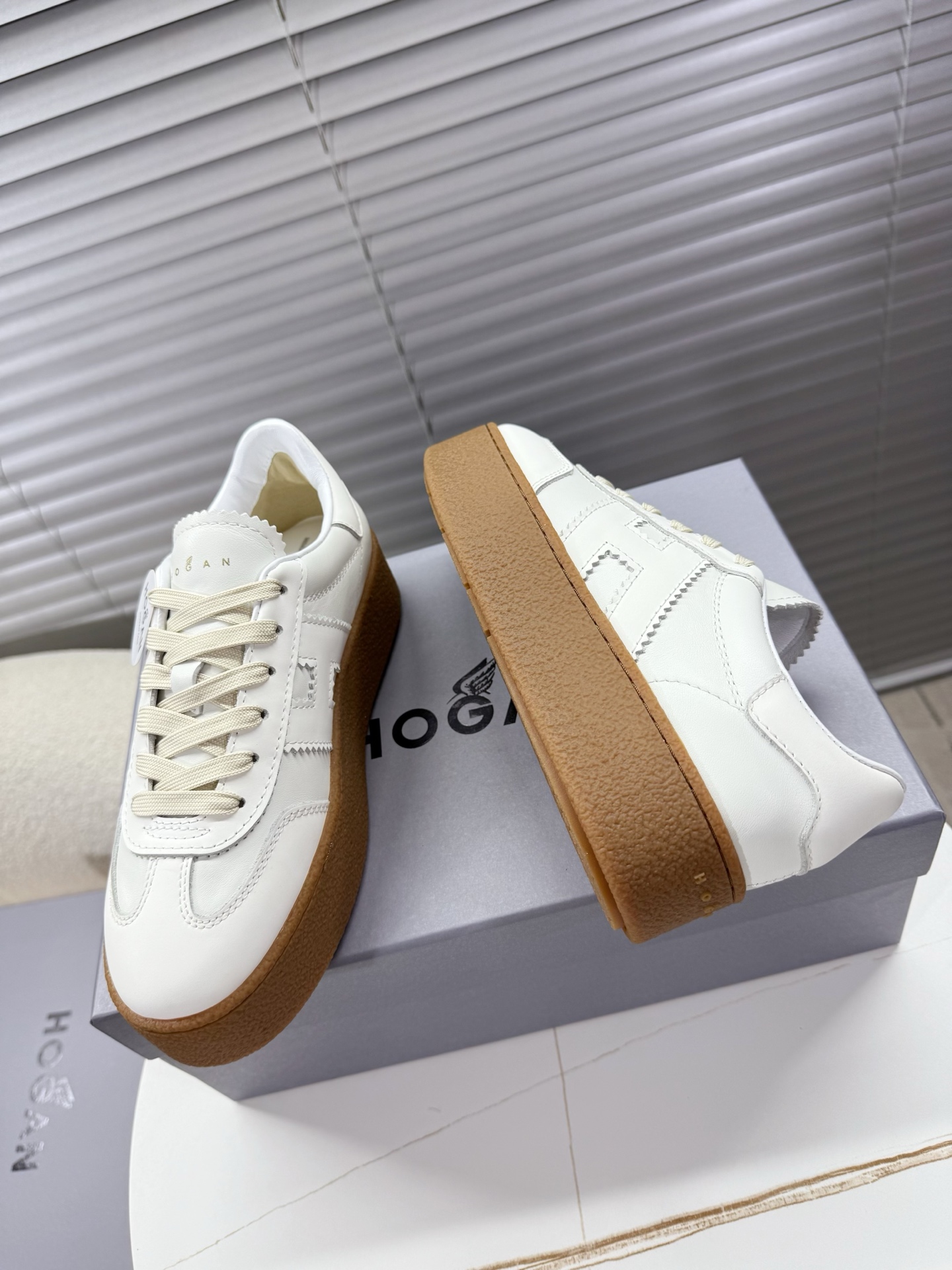 Hogan Women’s Classic Sneakers with Thick Soles and Leather Interior: Little Red’s Card – Size 35-40 - 图片 2