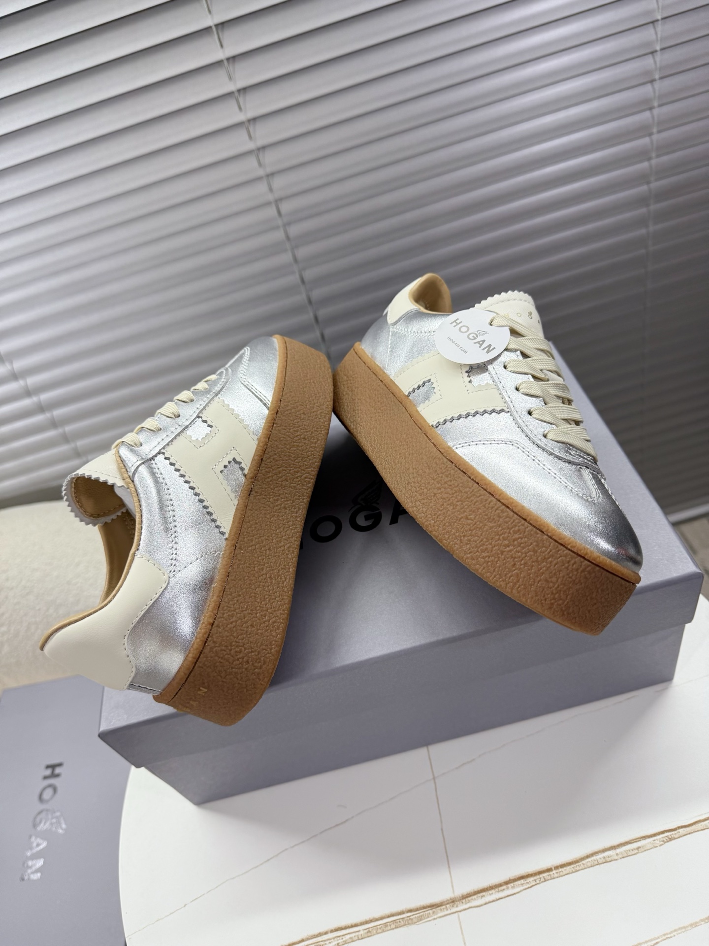 Hogan Women’s Classic Sneakers with Thick Soles and Leather Interior: Little Red’s Card Collection - 图片 4