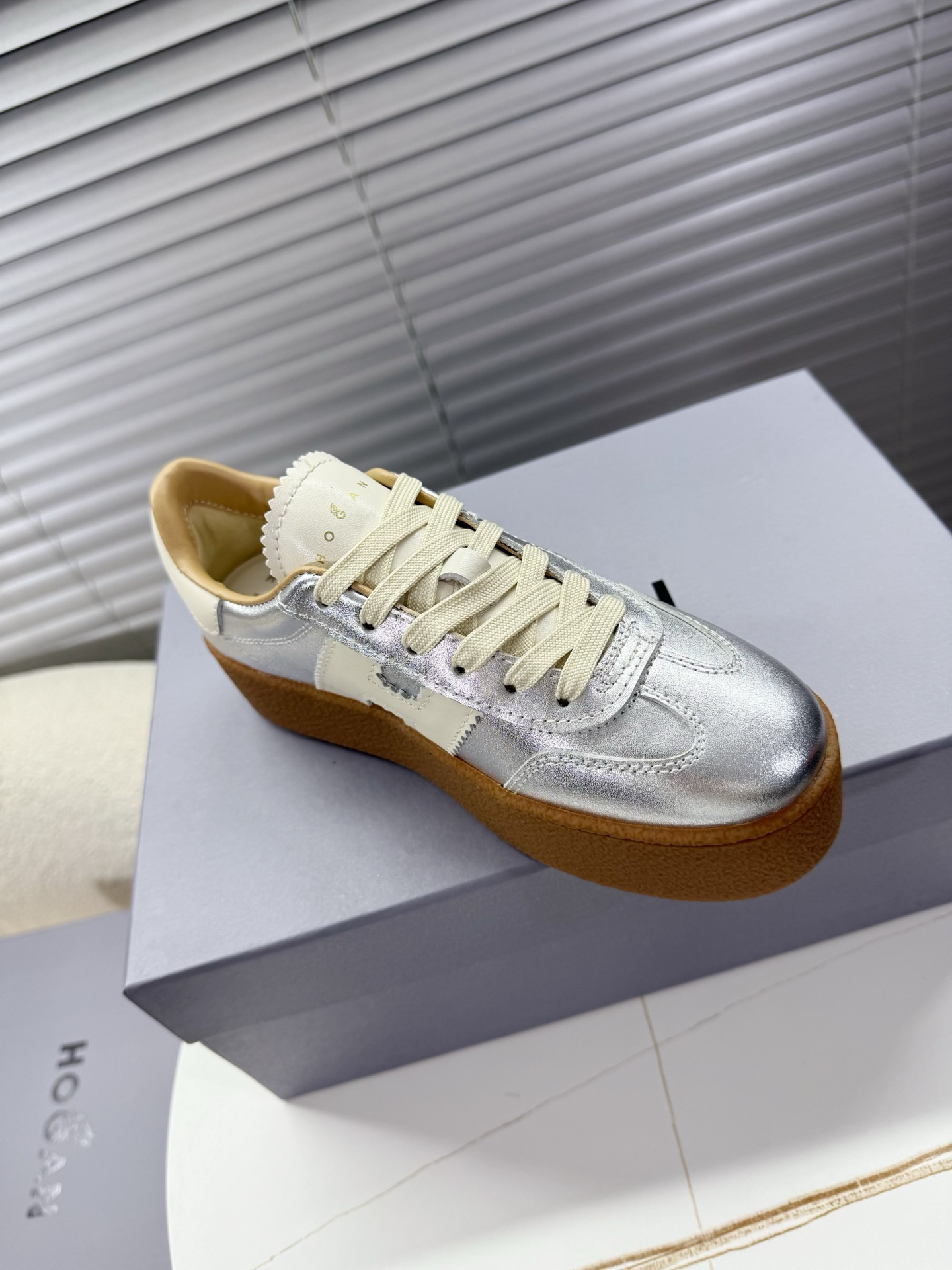 Hogan Women’s Classic Sneakers with Thick Soles and Leather Interior: Little Red’s Card Collection - 图片 7