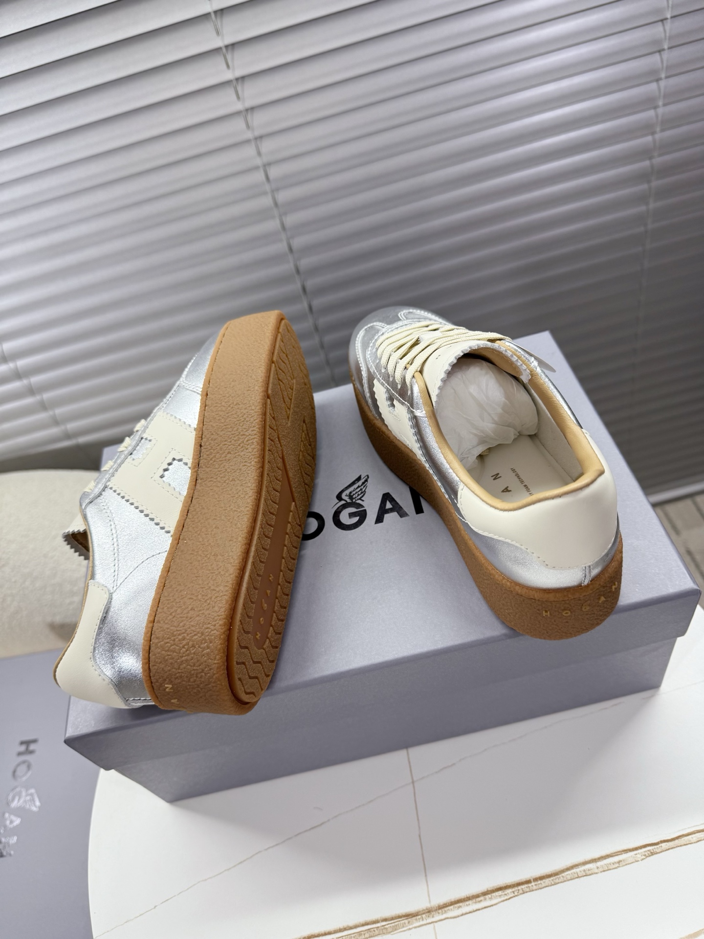 Hogan Women’s Classic Sneakers with Thick Soles and Leather Interior: Little Red’s Card Collection - 图片 3