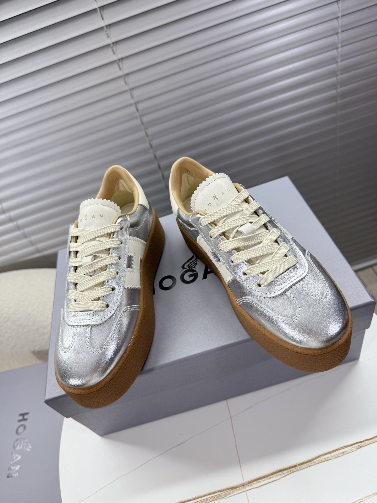Hogan Women’s Classic Sneakers with Thick Soles and Leather Interior: Little Red’s Card Collection - 图片 1