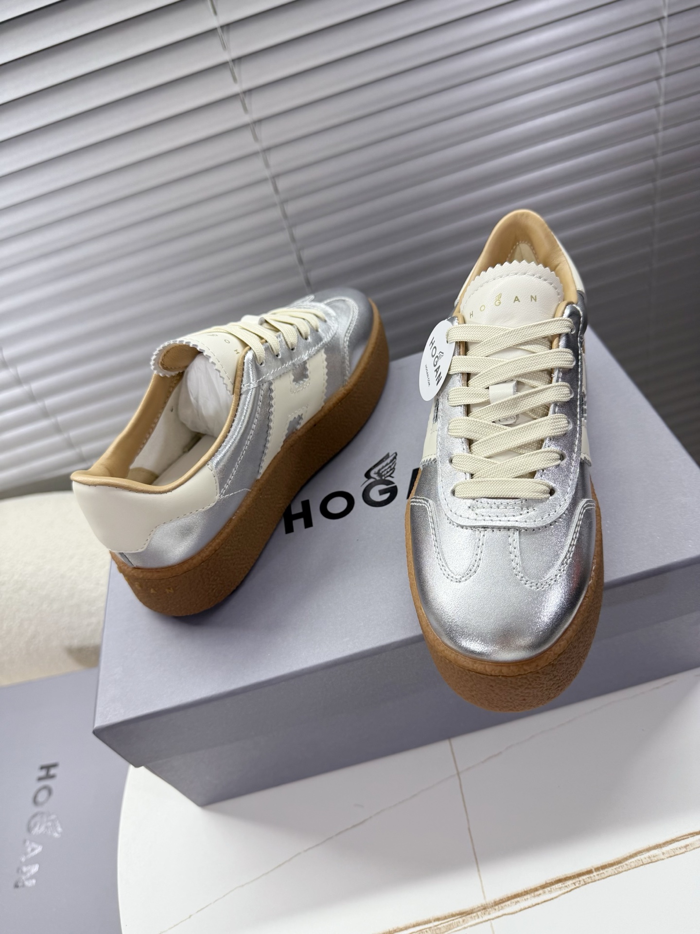 Hogan Women’s Classic Sneakers with Thick Soles and Leather Interior: Little Red’s Card Collection - 图片 5