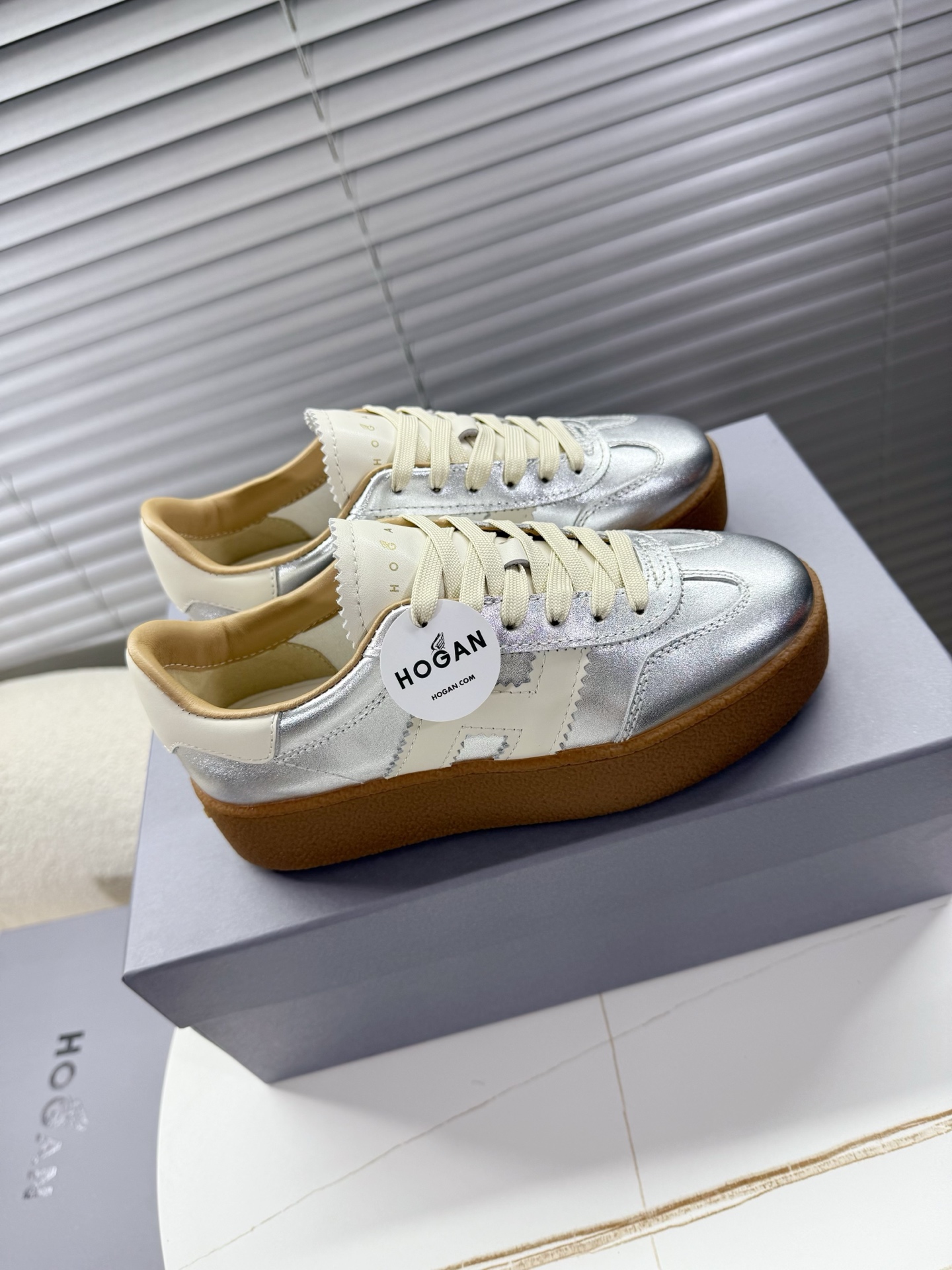Hogan Women’s Classic Sneakers with Thick Soles and Leather Interior: Little Red’s Card Collection - 图片 6