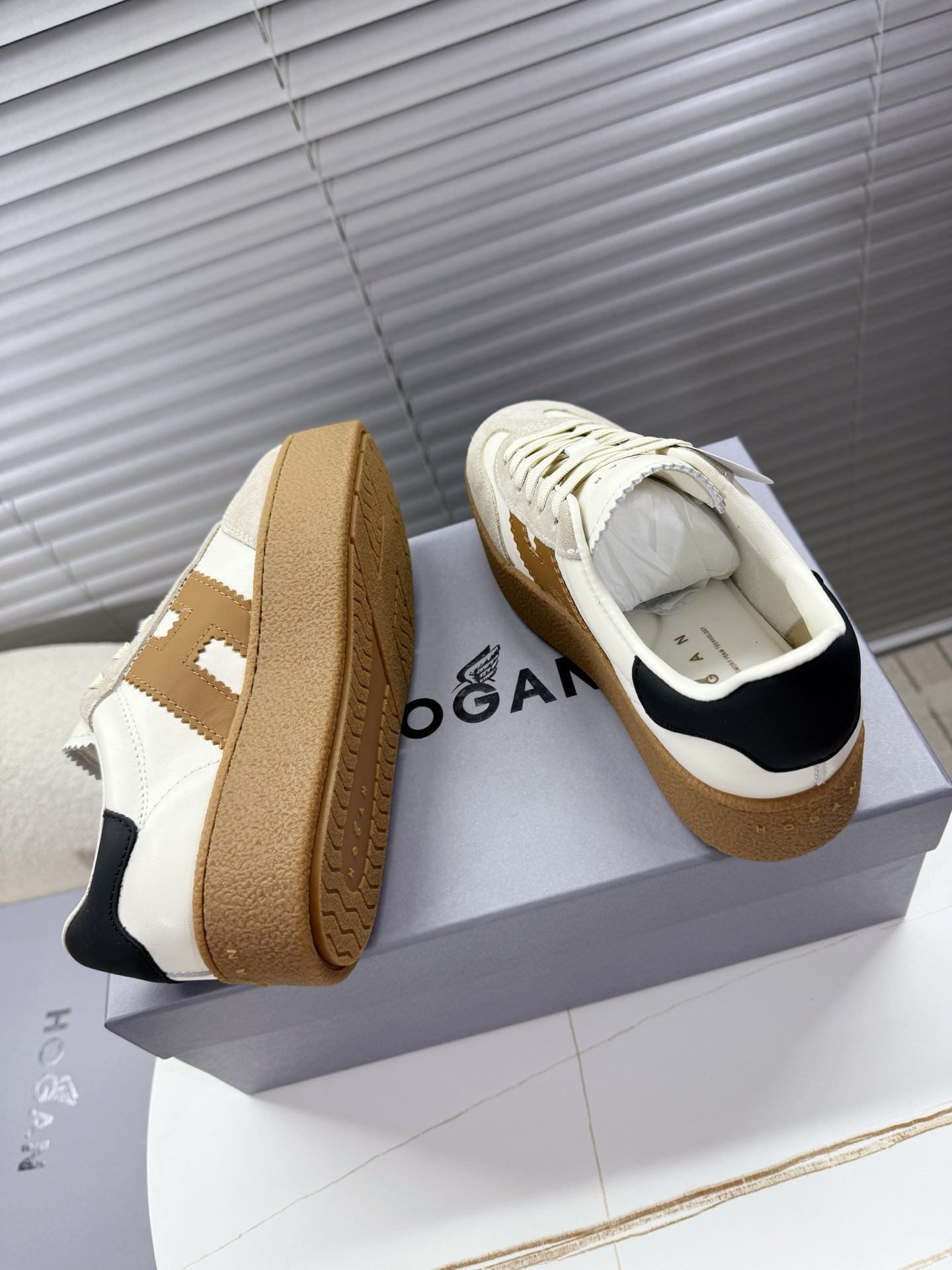 Hogan classic sneakers with innovative features like air-net emulsive feet, vacuum PU bubbles, and cow-skin chromosomes for women aged 35-40. - 图片 3