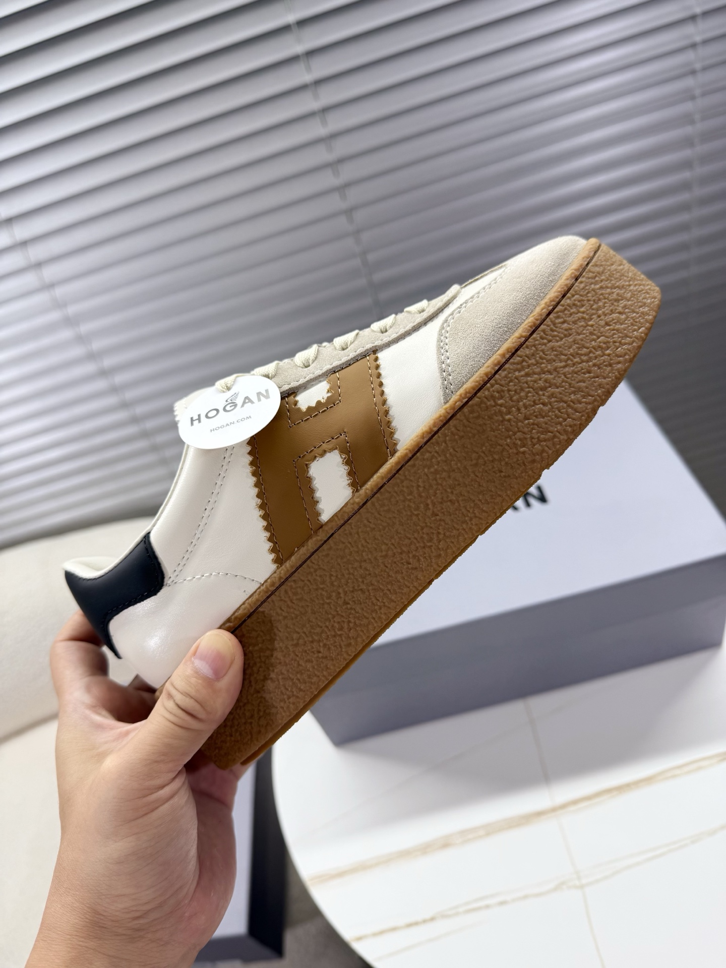 Hogan classic sneakers with innovative features like air-net emulsive feet, vacuum PU bubbles, and cow-skin chromosomes for women aged 35-40. - 图片 8